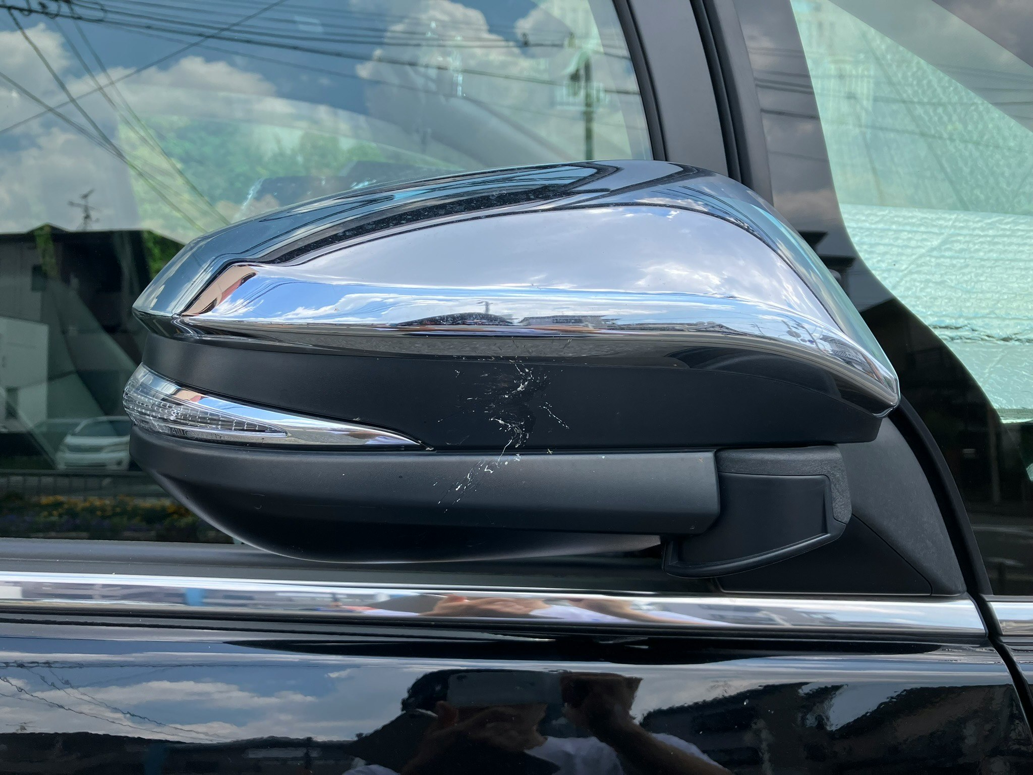 黑色汽車後視鏡與擋風玻璃反光