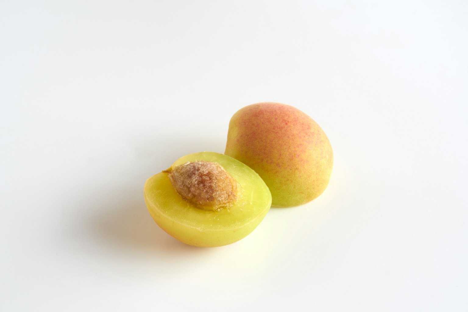 Primo piano di due frutti tagliati che mostrano i loro colori e trame uniche