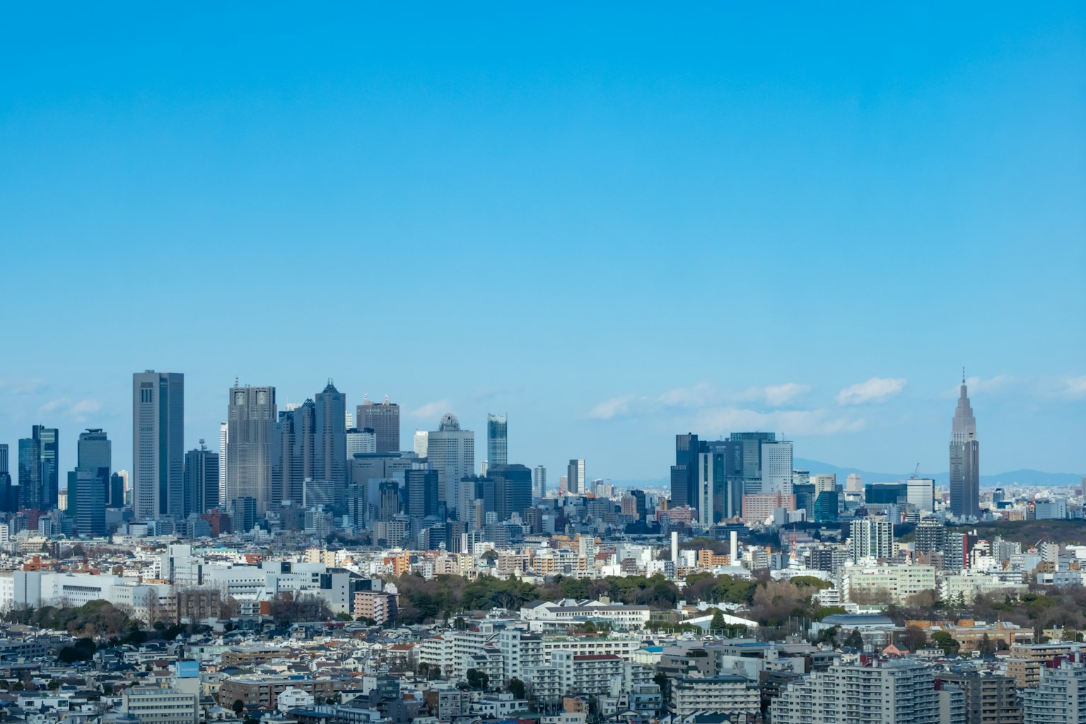Horizonte de Tokio con rascacielos modernos y cielo azul claro