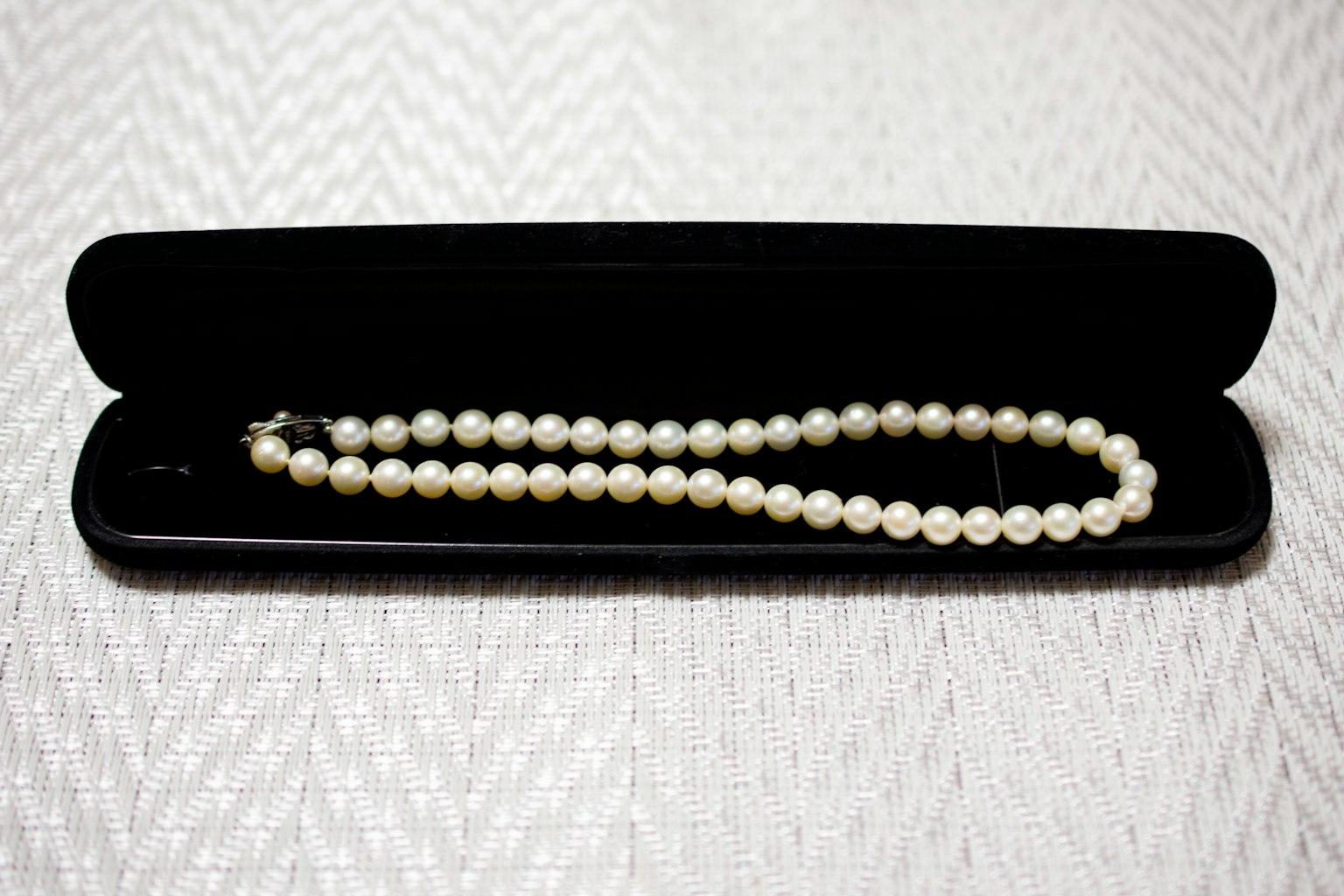 Collana di perle in una custodia nera