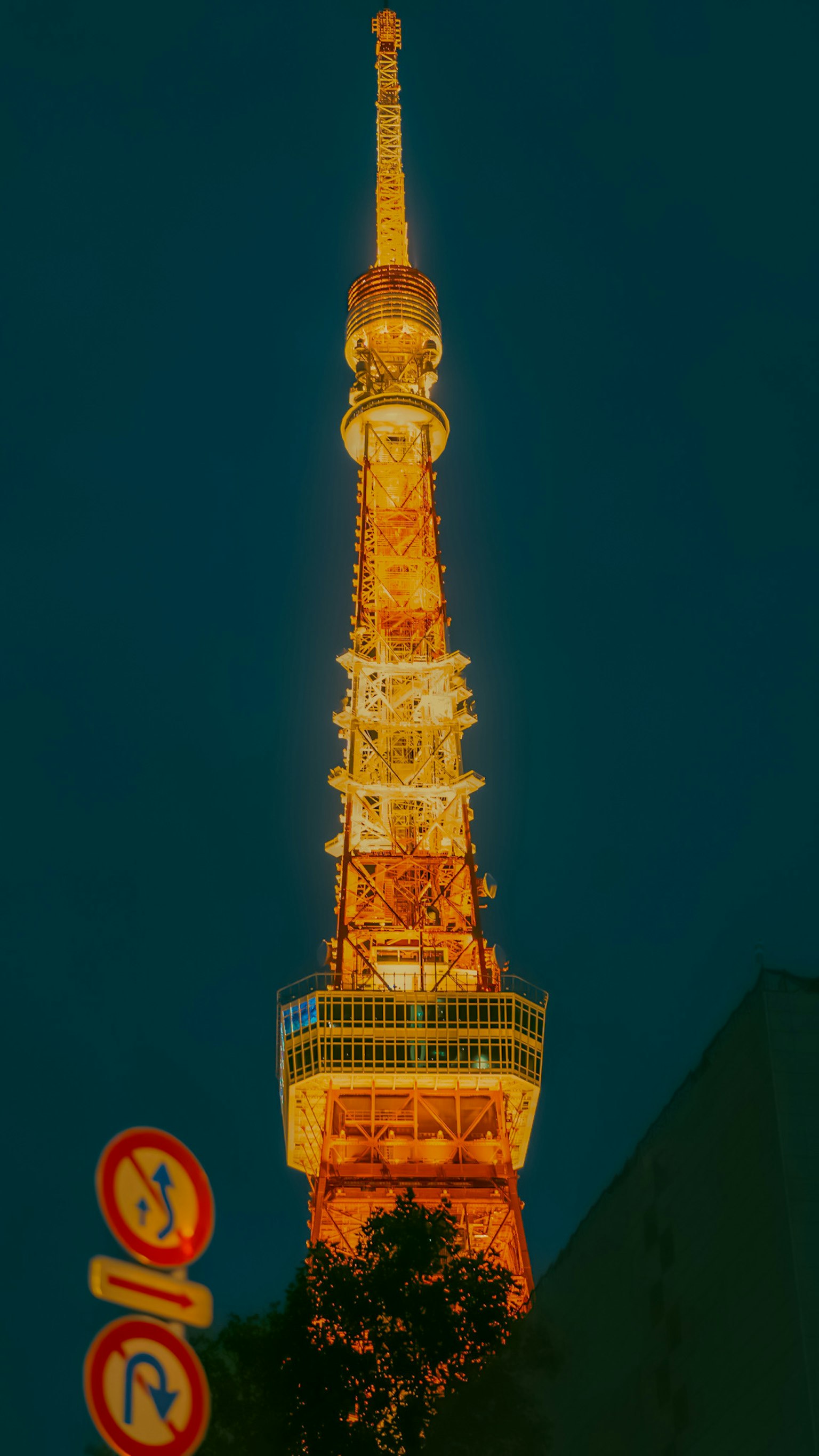 Menara Tokyo yang diterangi di malam hari dengan warna-warna cerah