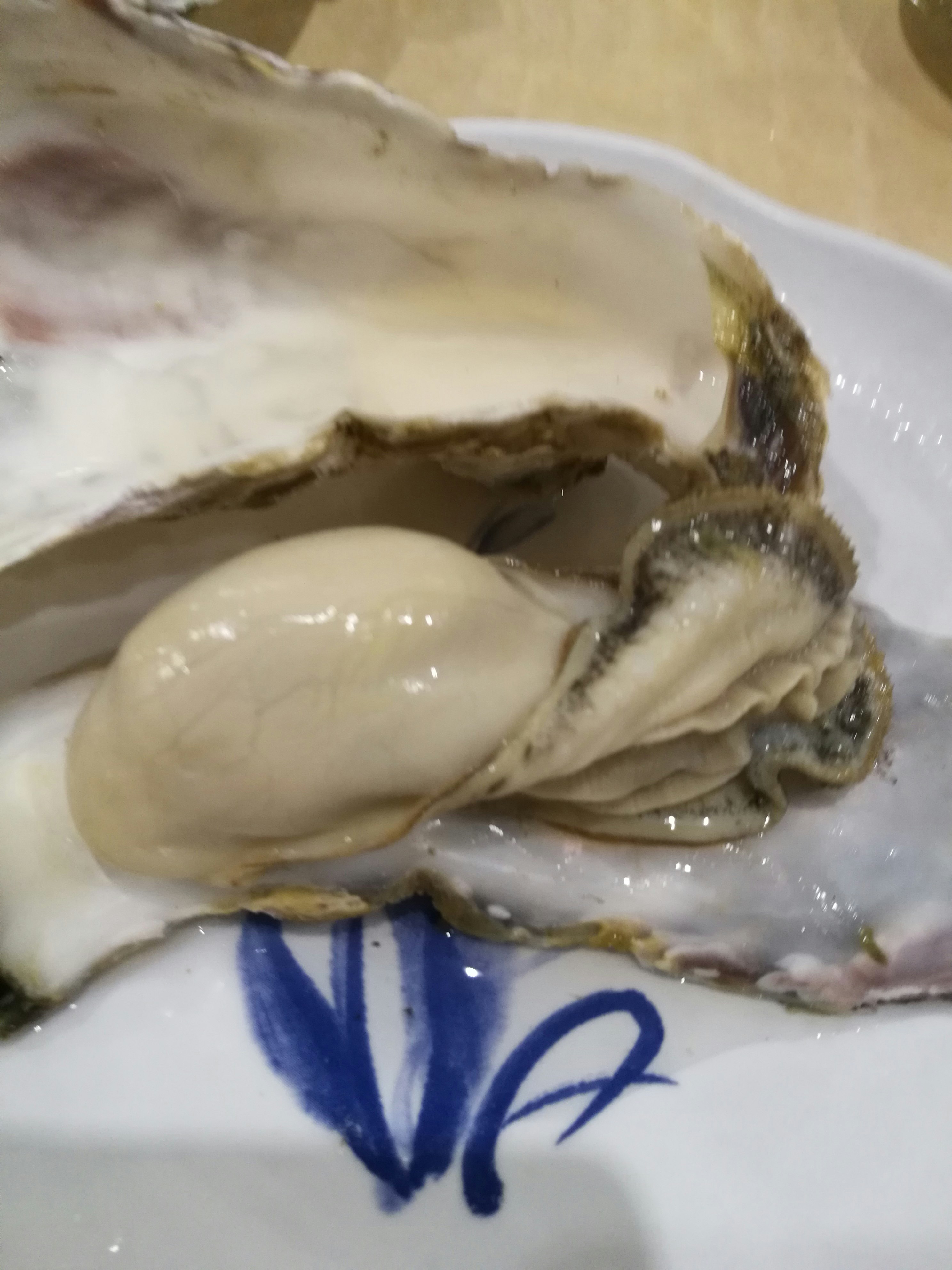 皿の上の牡蠣と貝殻のアップ