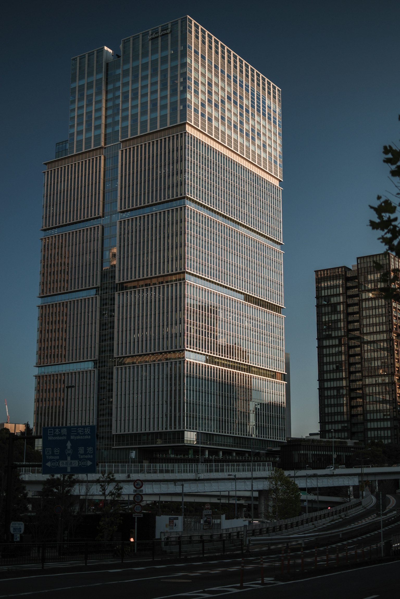 Primer plano de un rascacielos, diseño moderno, fachada de vidrio, luz de la tarde
