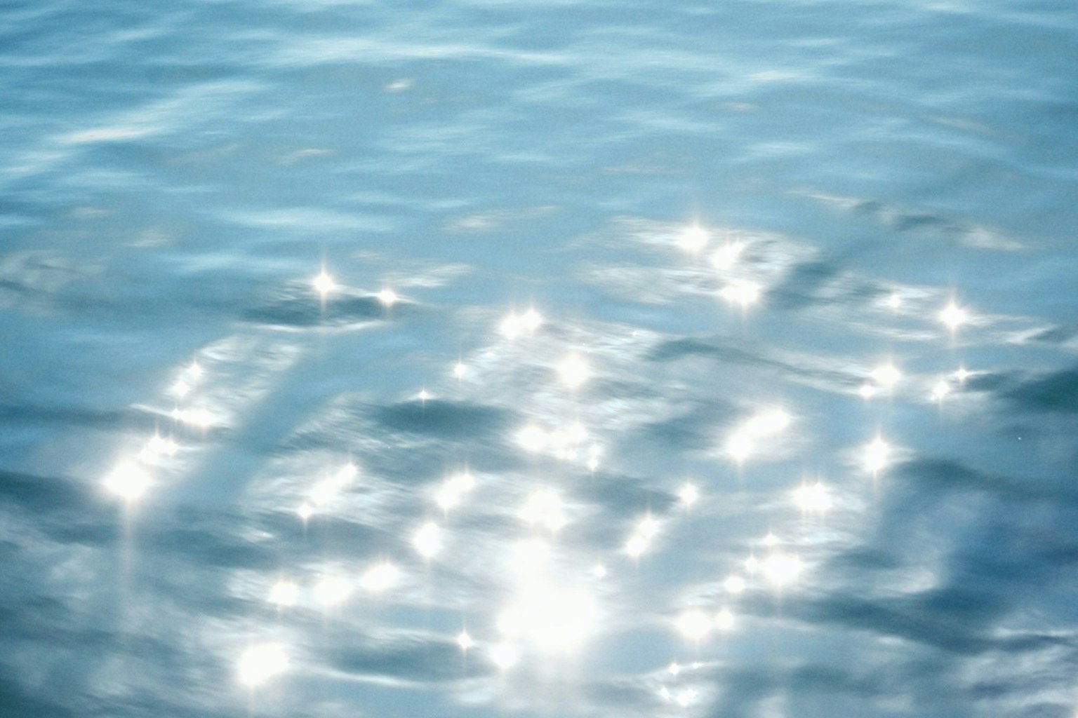 水面に反射する光の輝きと青い色合い