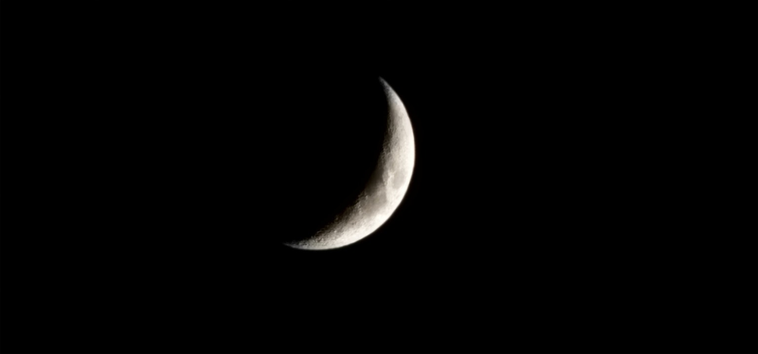 夜空中細長新月的圖像