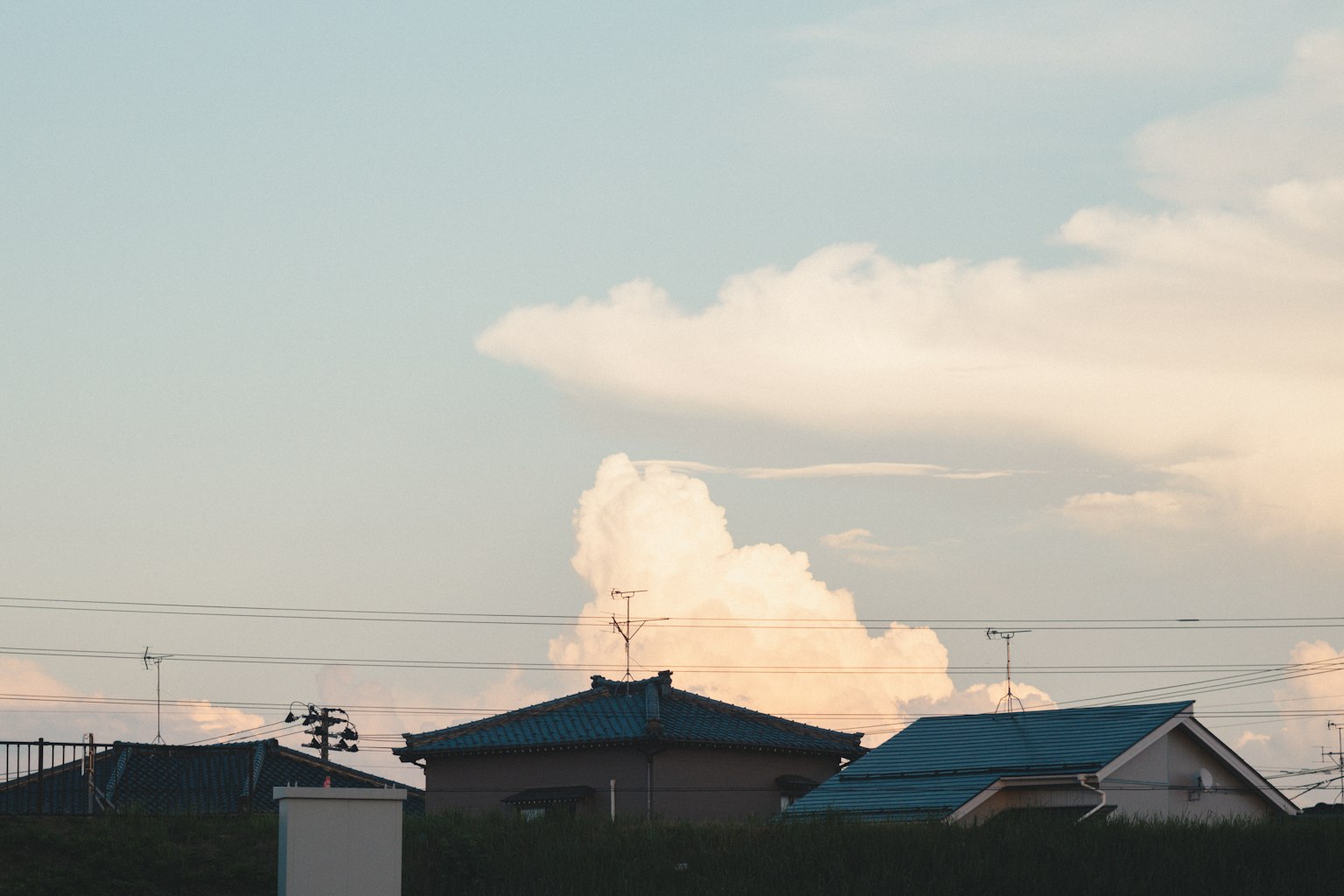 Pemandangan perumahan Jepang dengan langit biru dan awan putih