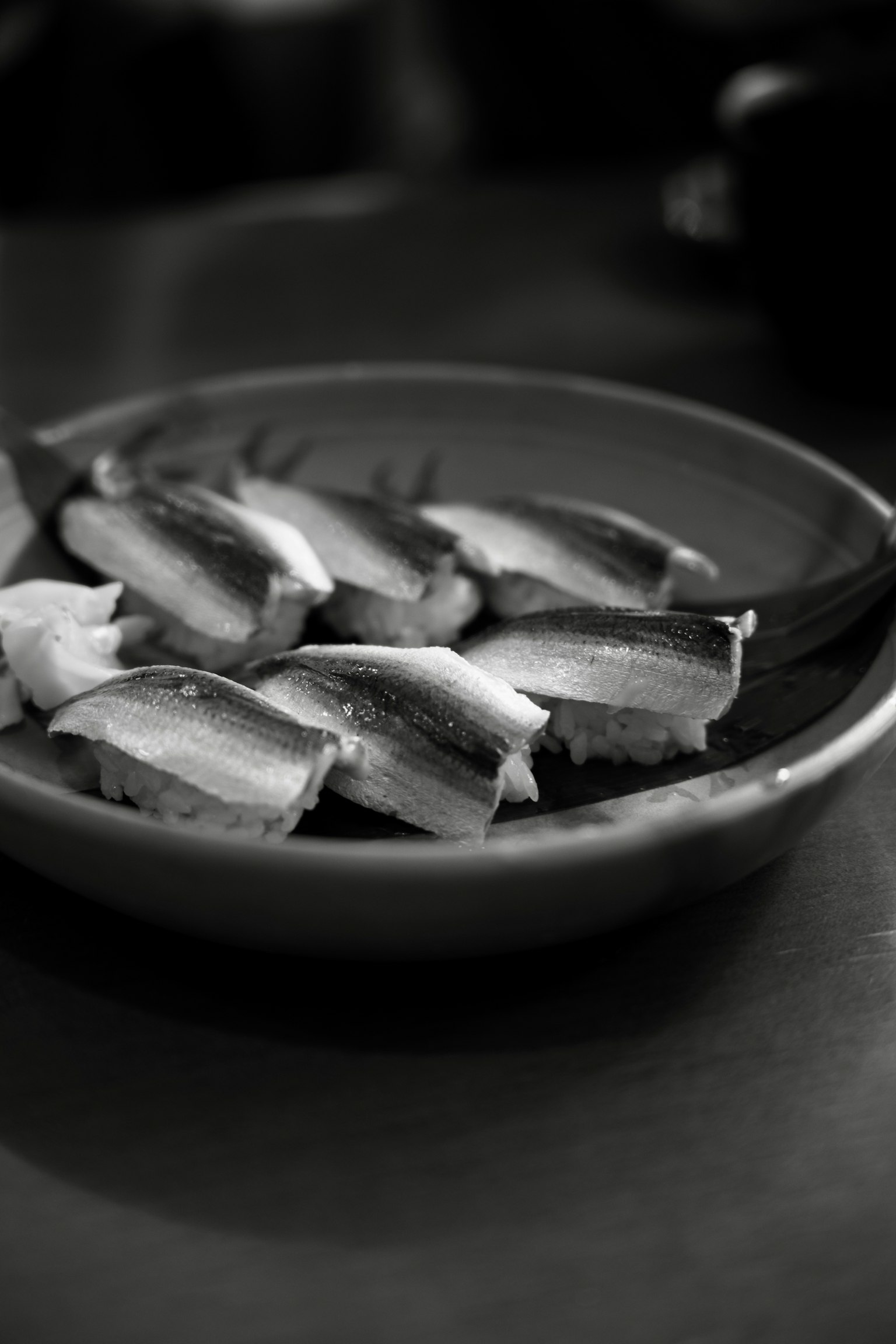 Ein Teller mit ordentlich angeordneten Fischscheiben