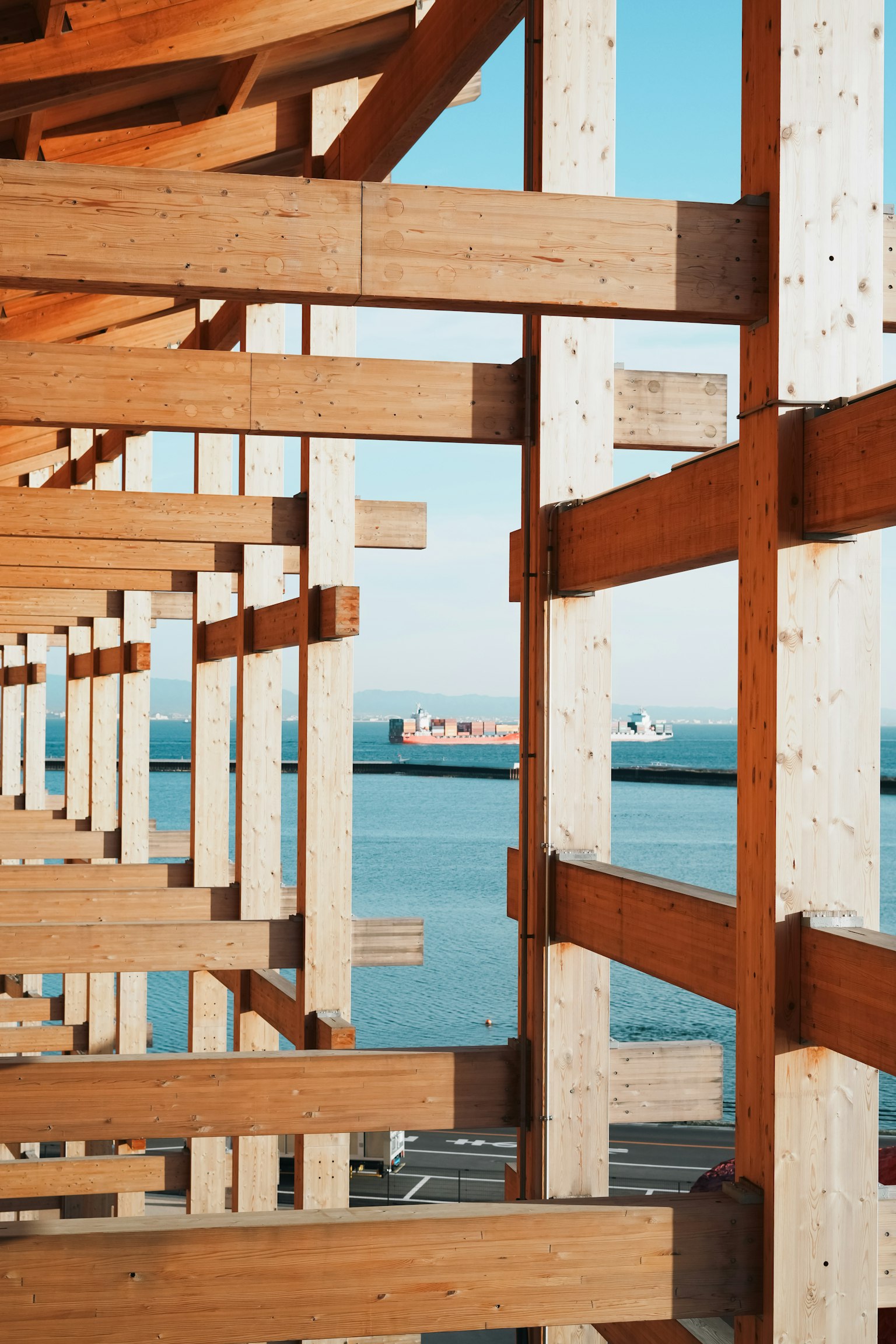 Vista del mare e delle navi attraverso una struttura in legno