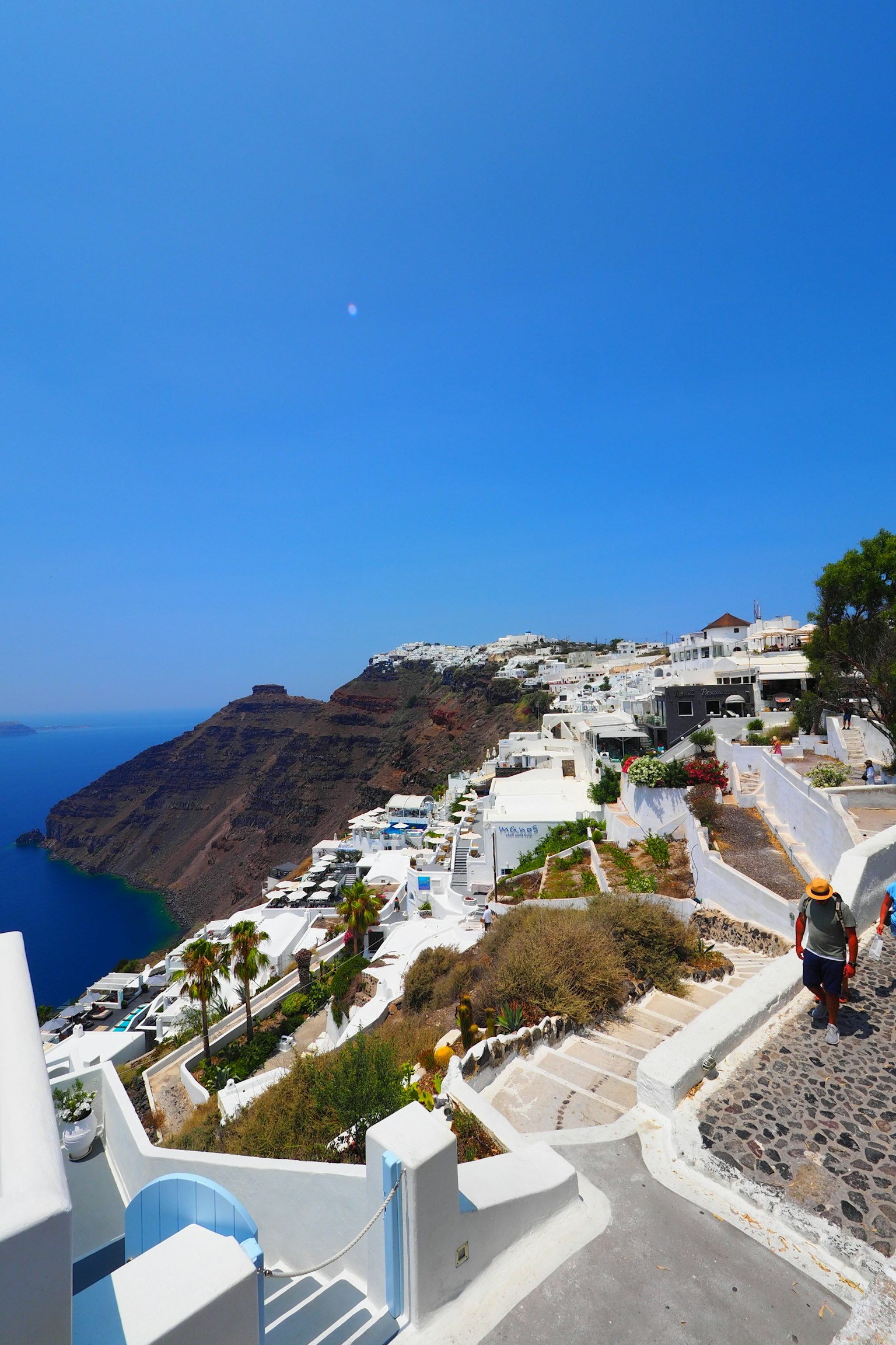 Atemberaubender Blick auf die Ägäis mit weißen Gebäuden und Treppen auf der Insel Santorin