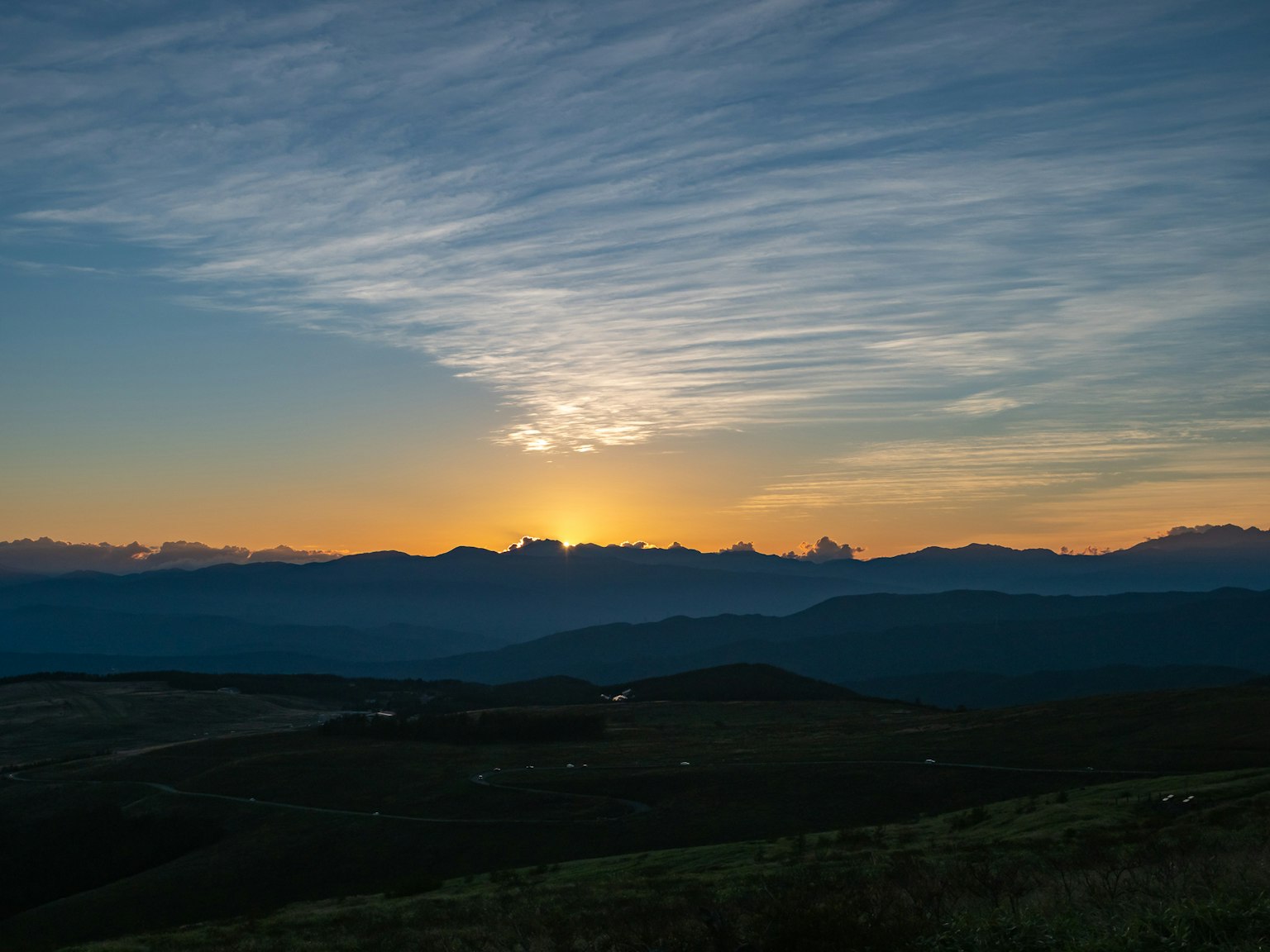 Hermosa vista del atardecer con siluetas de montañas