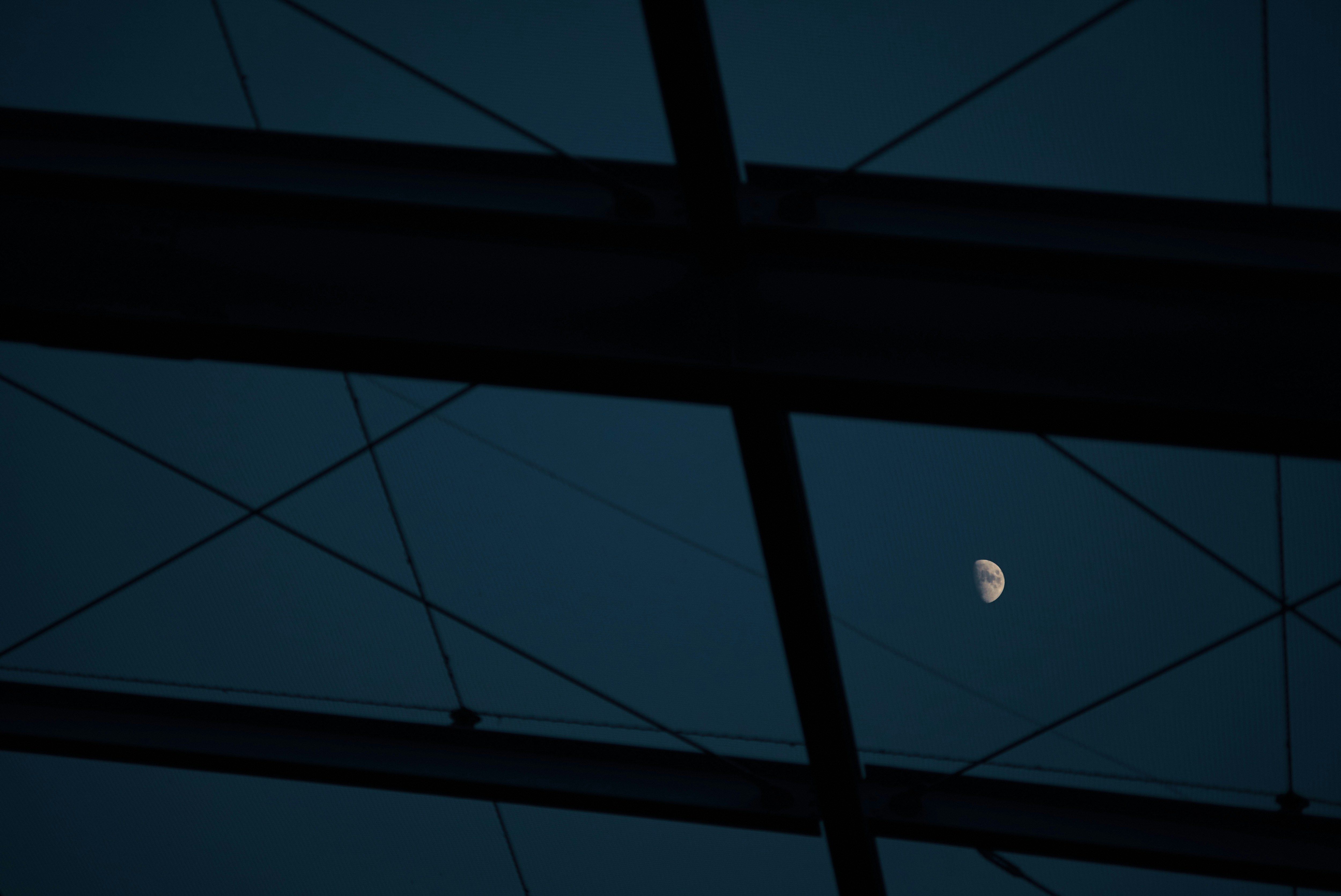 blauer Glasdeckenbereich mit Mond am Himmel