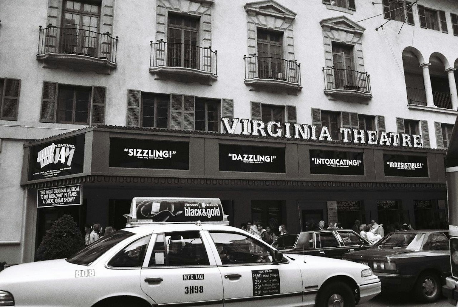 Außenansicht des Virginia Theatre mit Taxi und Menschen