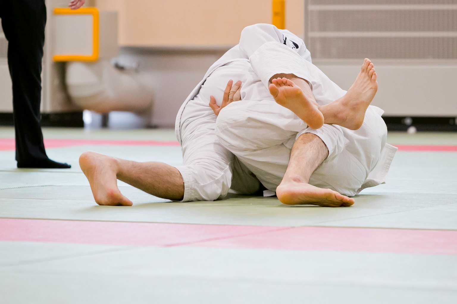Zwei Judoka, die während eines Wettkampfs auf der Matte ringen