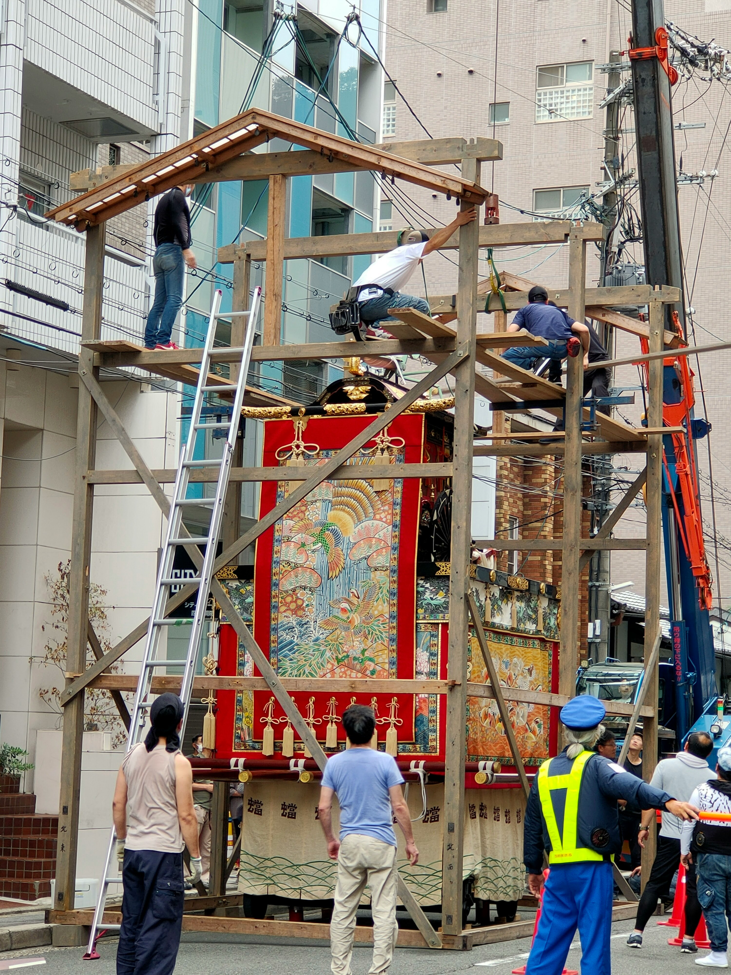 城市街道上戶外搭建的木質框架與工人