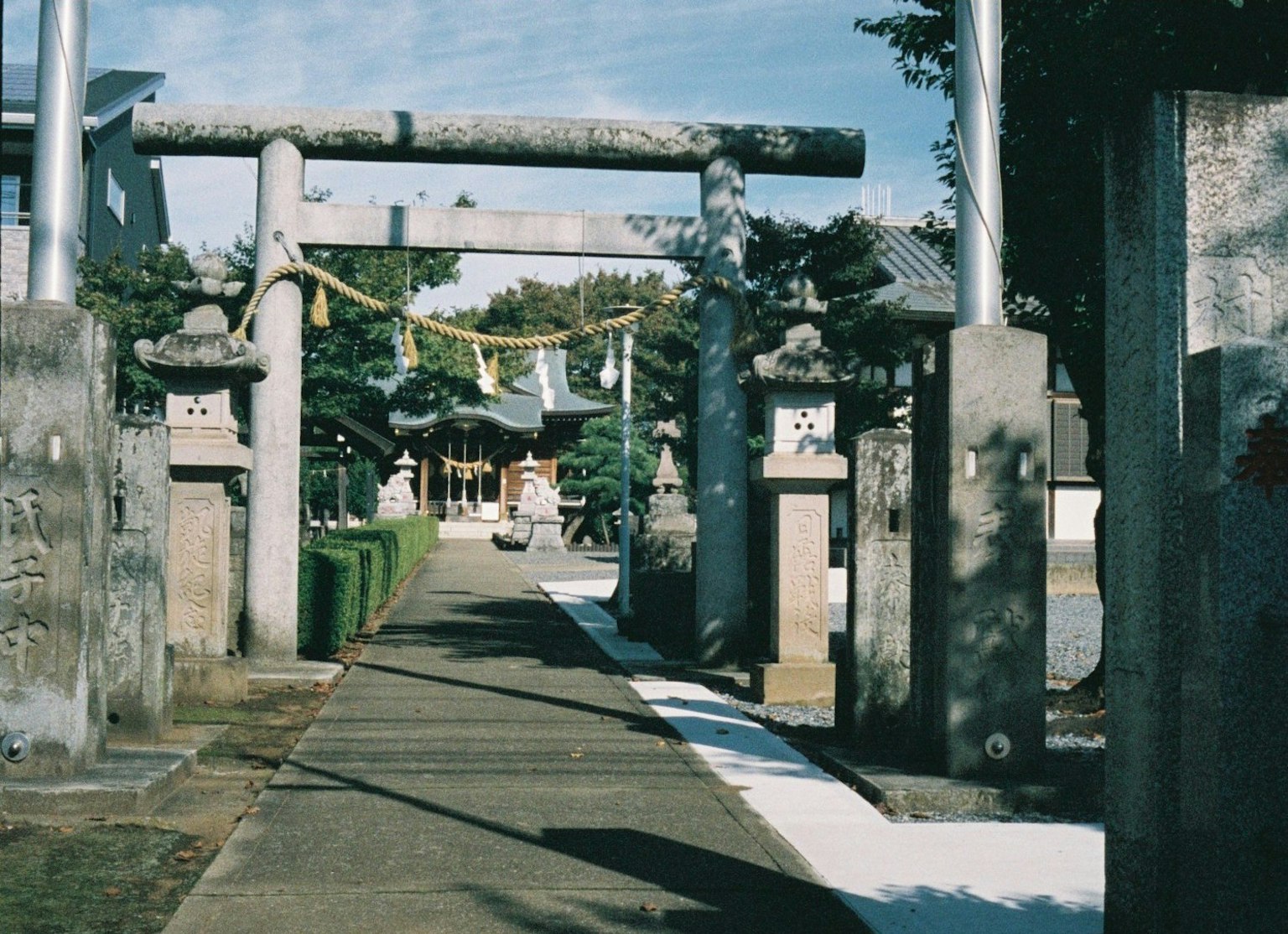 Weg zu einem Schrein mit einem Torii und Steinlaternen