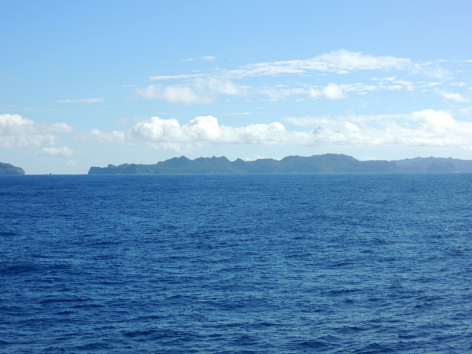 Vista dell'oceano blu con isole lontane all'orizzonte
