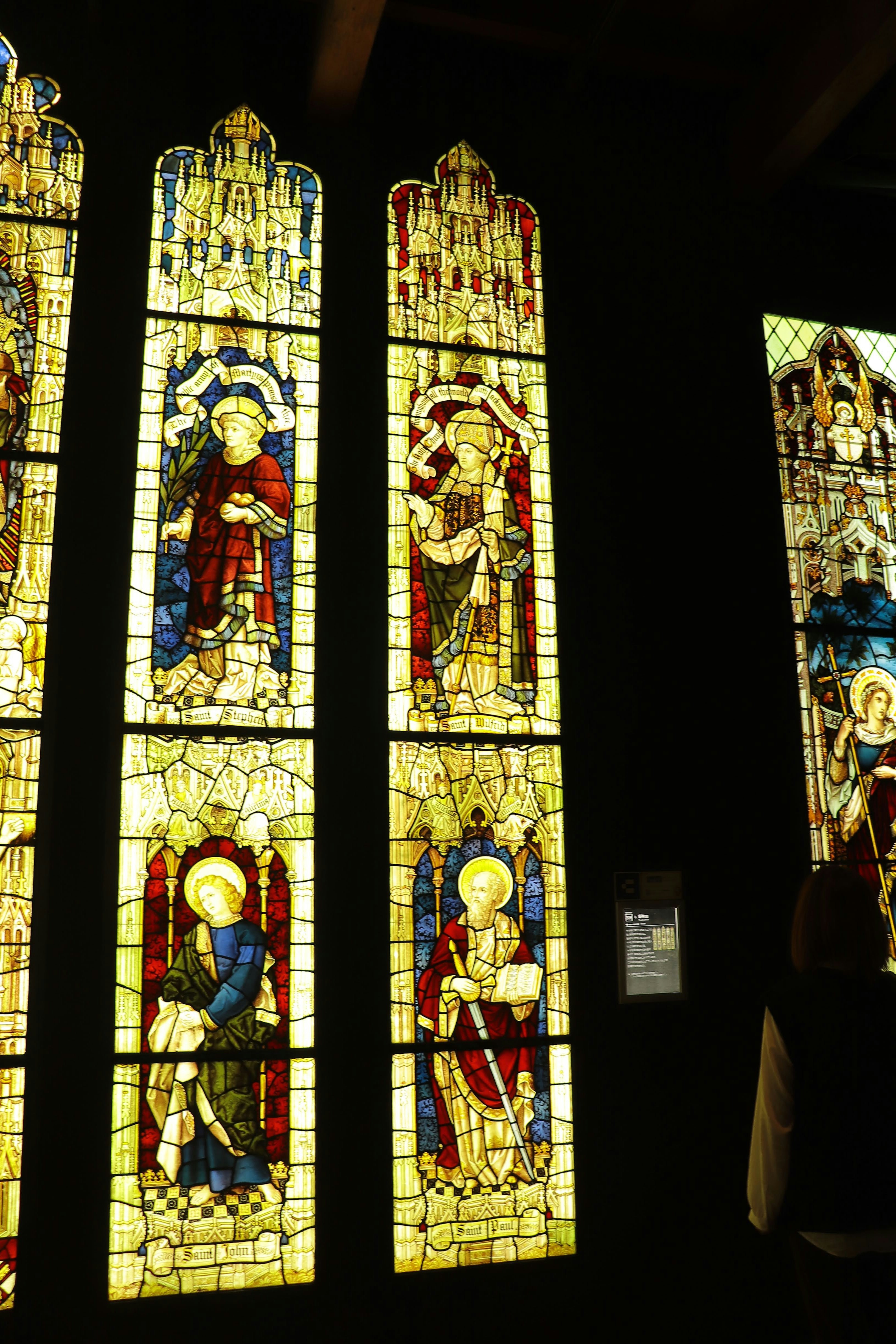pannelli di vetrate con figure di santi in un’esposizione in chiesa