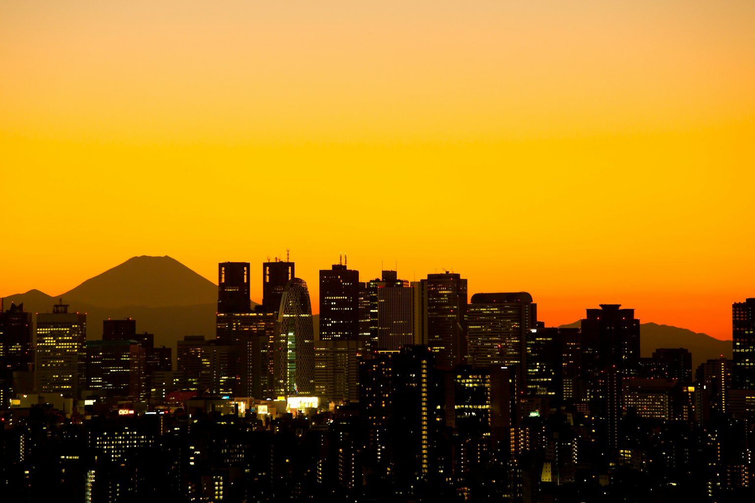 Đường chân trời Tokyo trong ánh hoàng hôn với núi Phú Sĩ