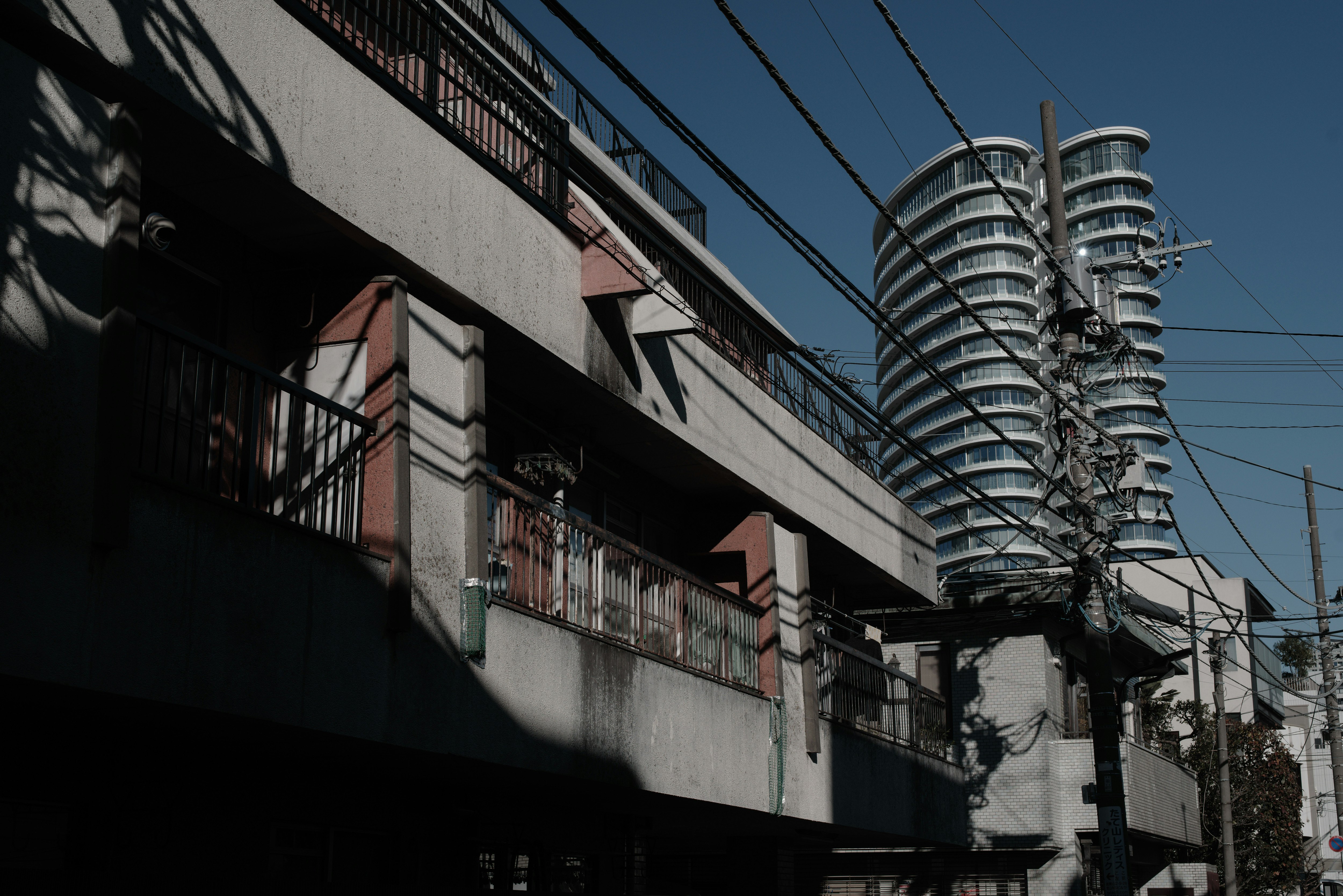 南青山の新旧建物が並ぶ都市のタワー景観