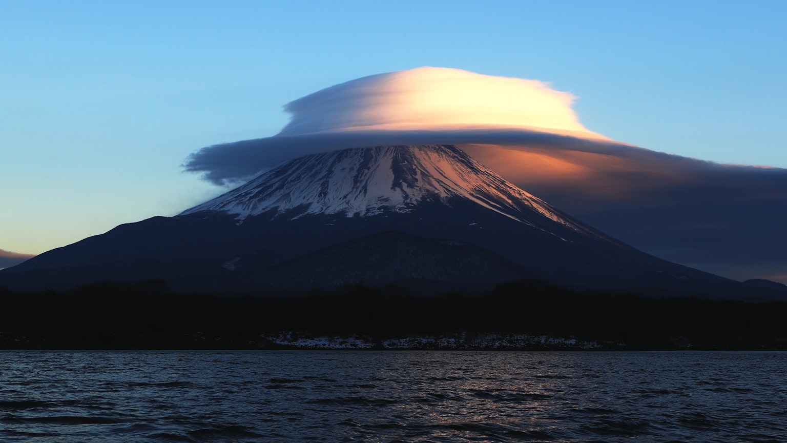 Schöne Aussicht auf den Fuji mit Wolken und Sonnenuntergang