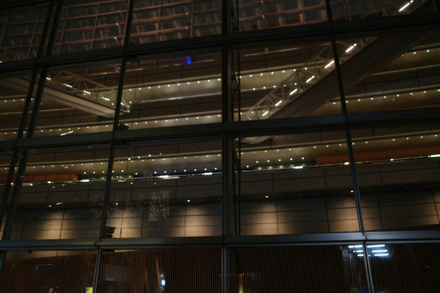 Livelli interni illuminati di un edificio visti attraverso il vetro di notte