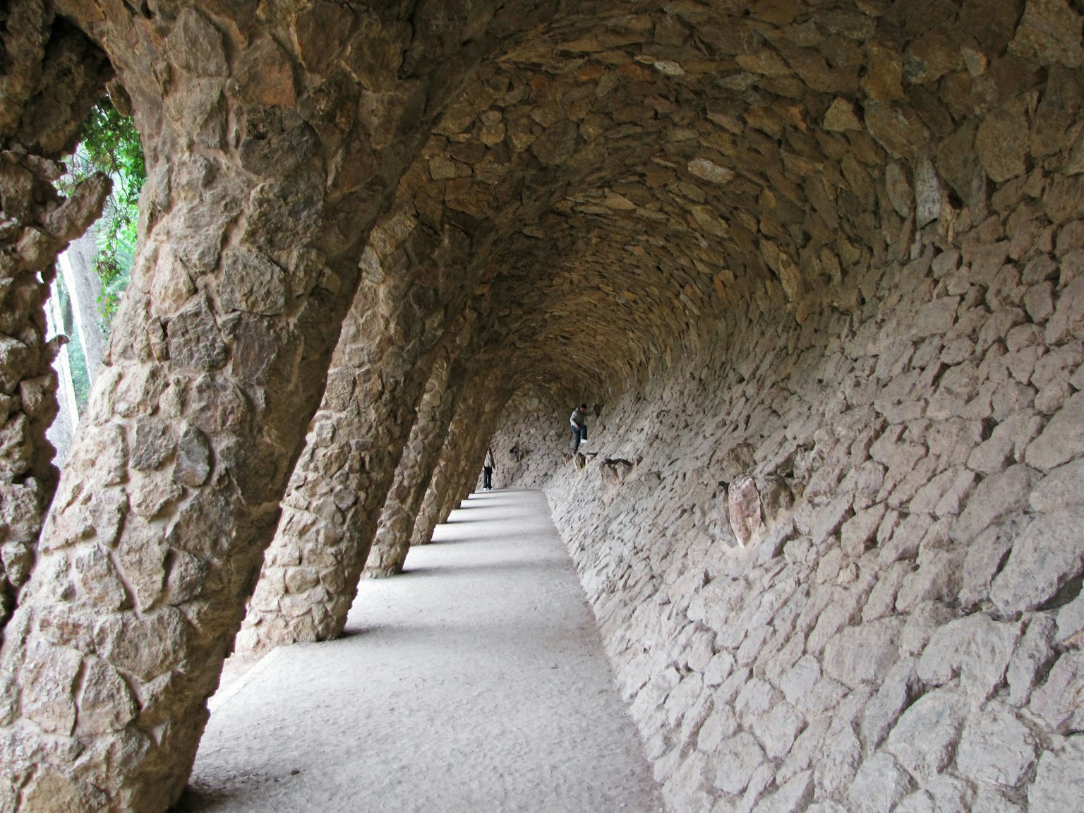 古埃爾公園的石拱走道及柱子
