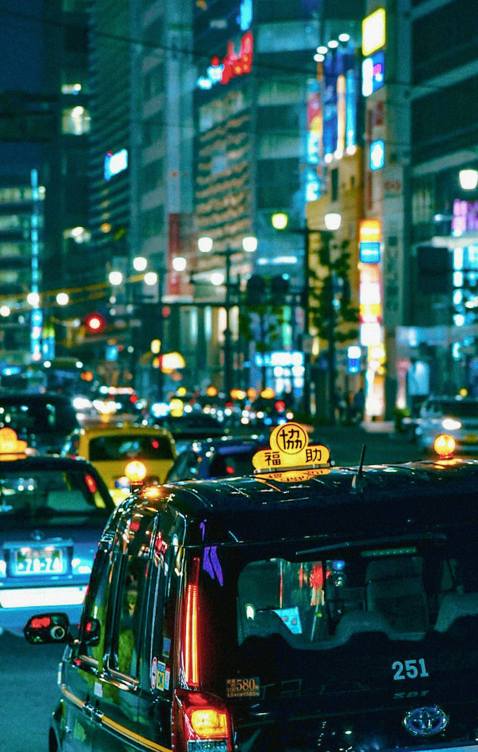 夜の都市風景にタクシーが並ぶ繁華街の様子