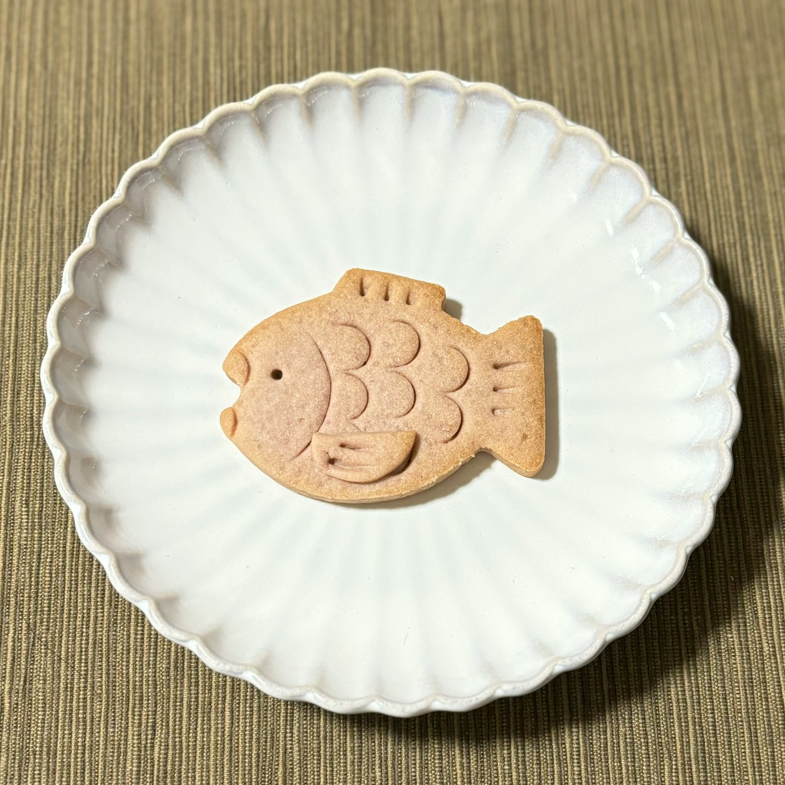 Bánh quy hình cá trên đĩa trắng