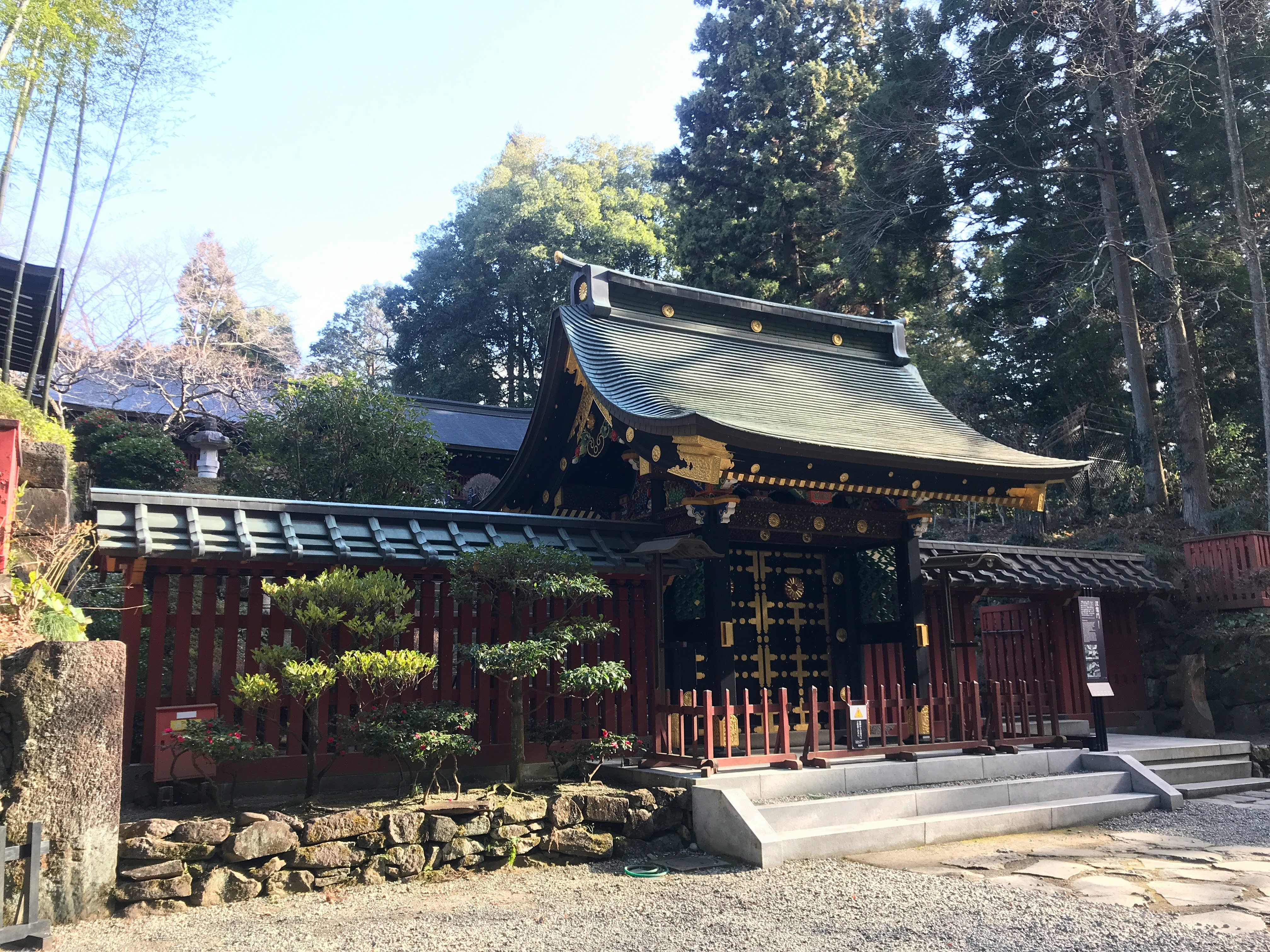 瑞鳳殿の社殿と石段のある参道風景