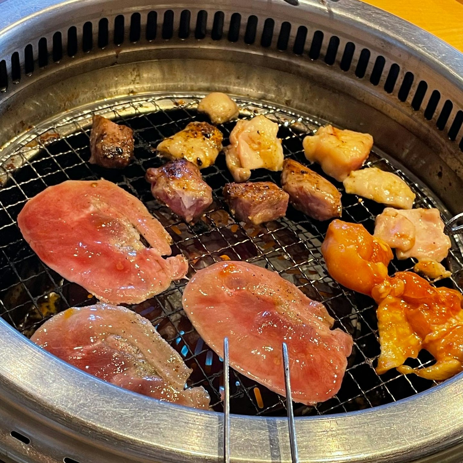 Berbagai daging yang sedang dipanggang di atas panggangan