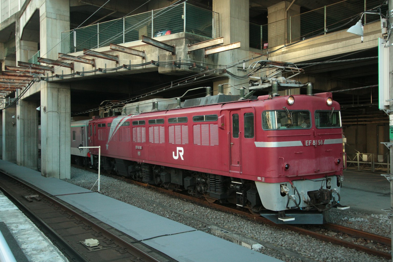 Rote JR-Lokomotive auf einem Bahnsteig abgestellt