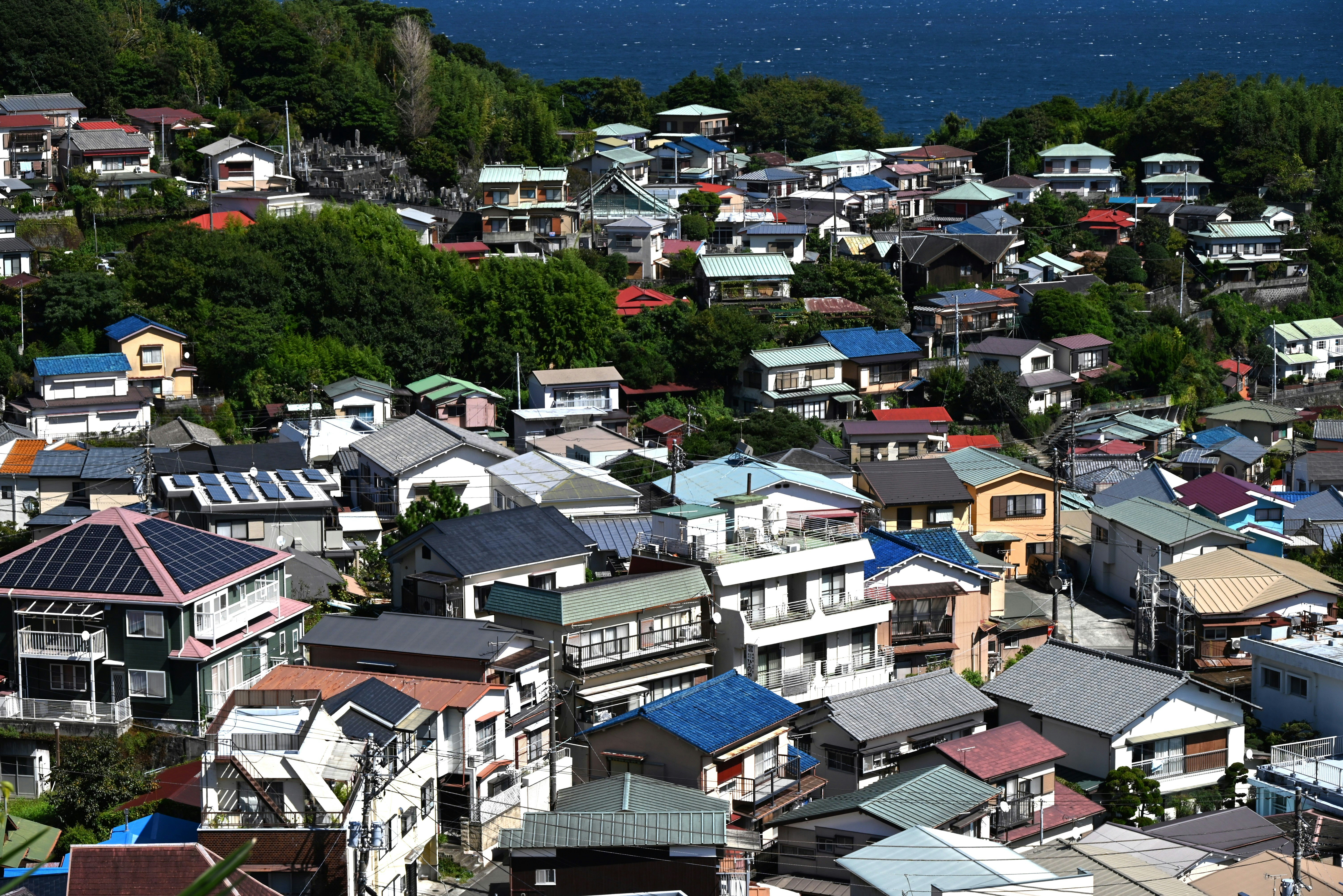 俯瞰真鶴海岸的住宅街區