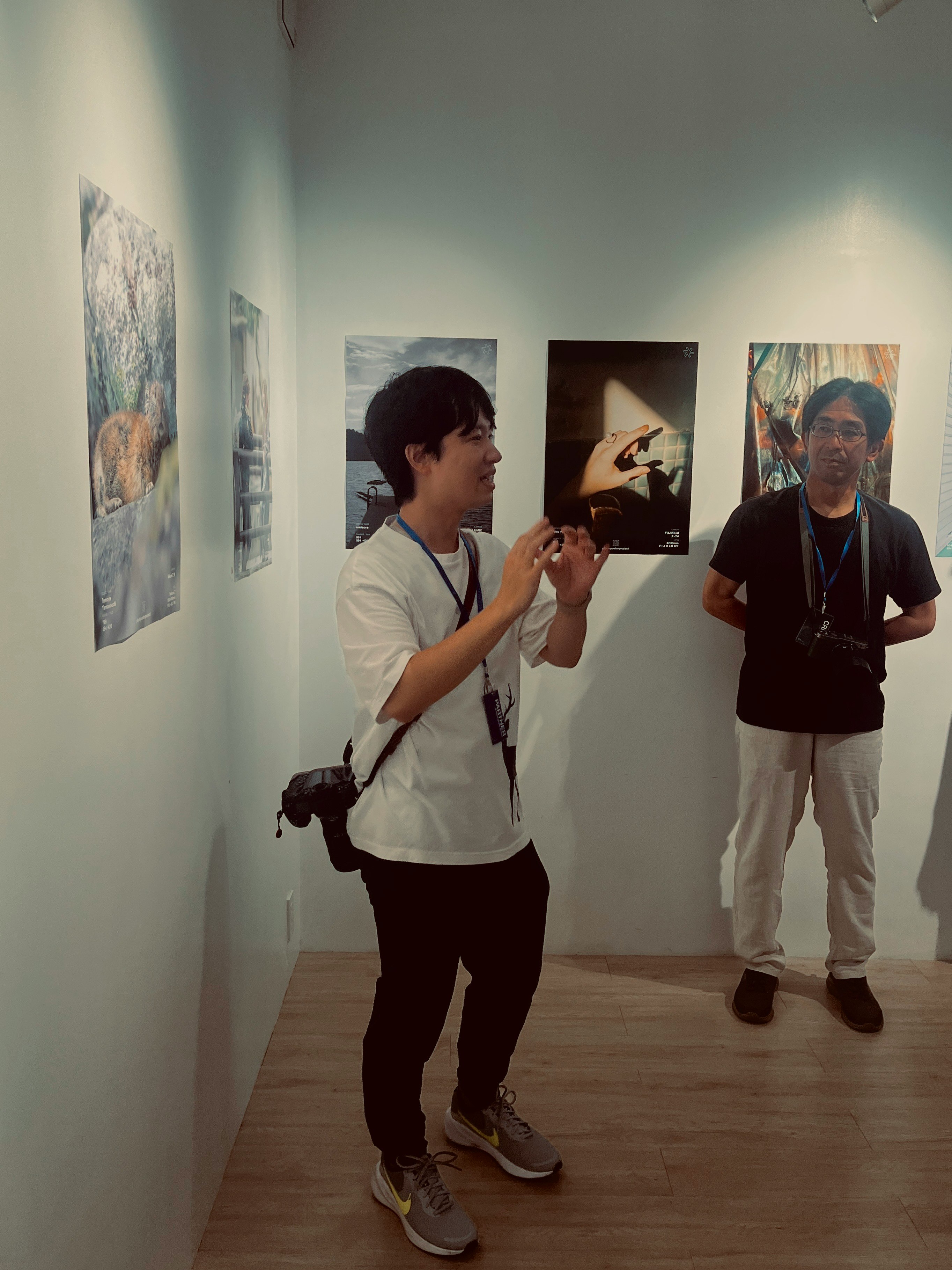 展示室で来場者が壁のアートを見ている画像