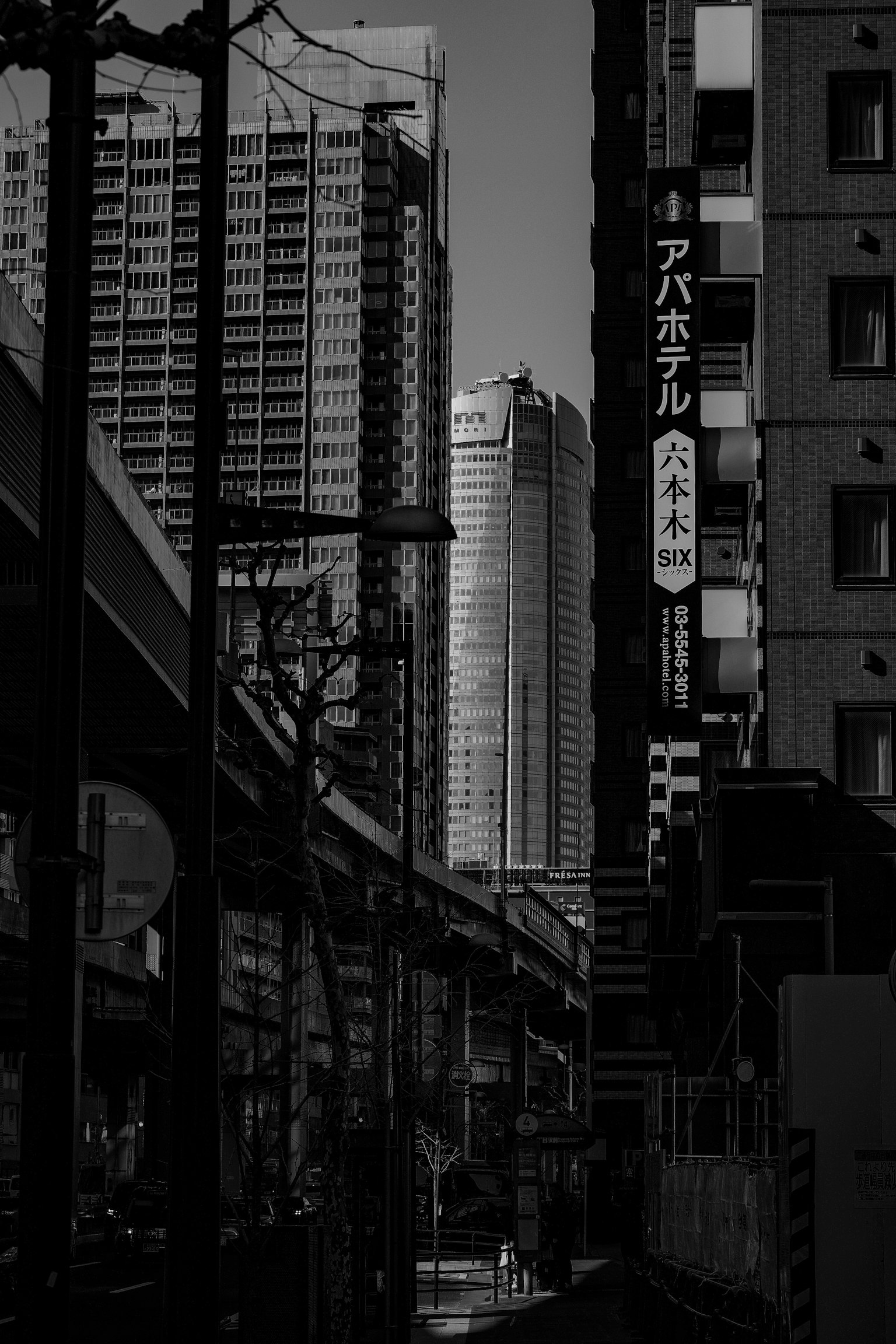 黑白城市景观,包含高楼和街道元素