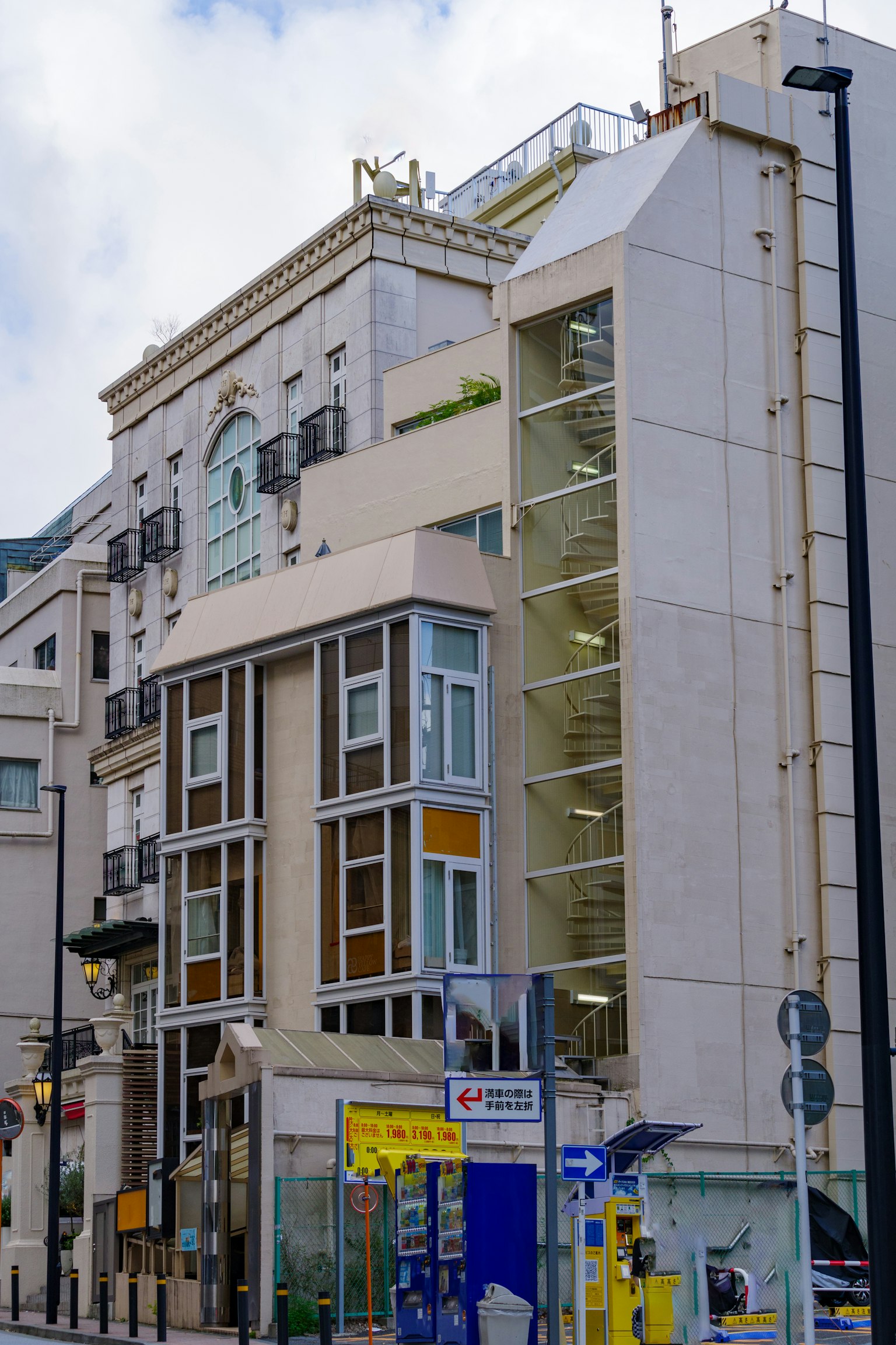 Una mezcla de arquitectura moderna y tradicional en un entorno urbano