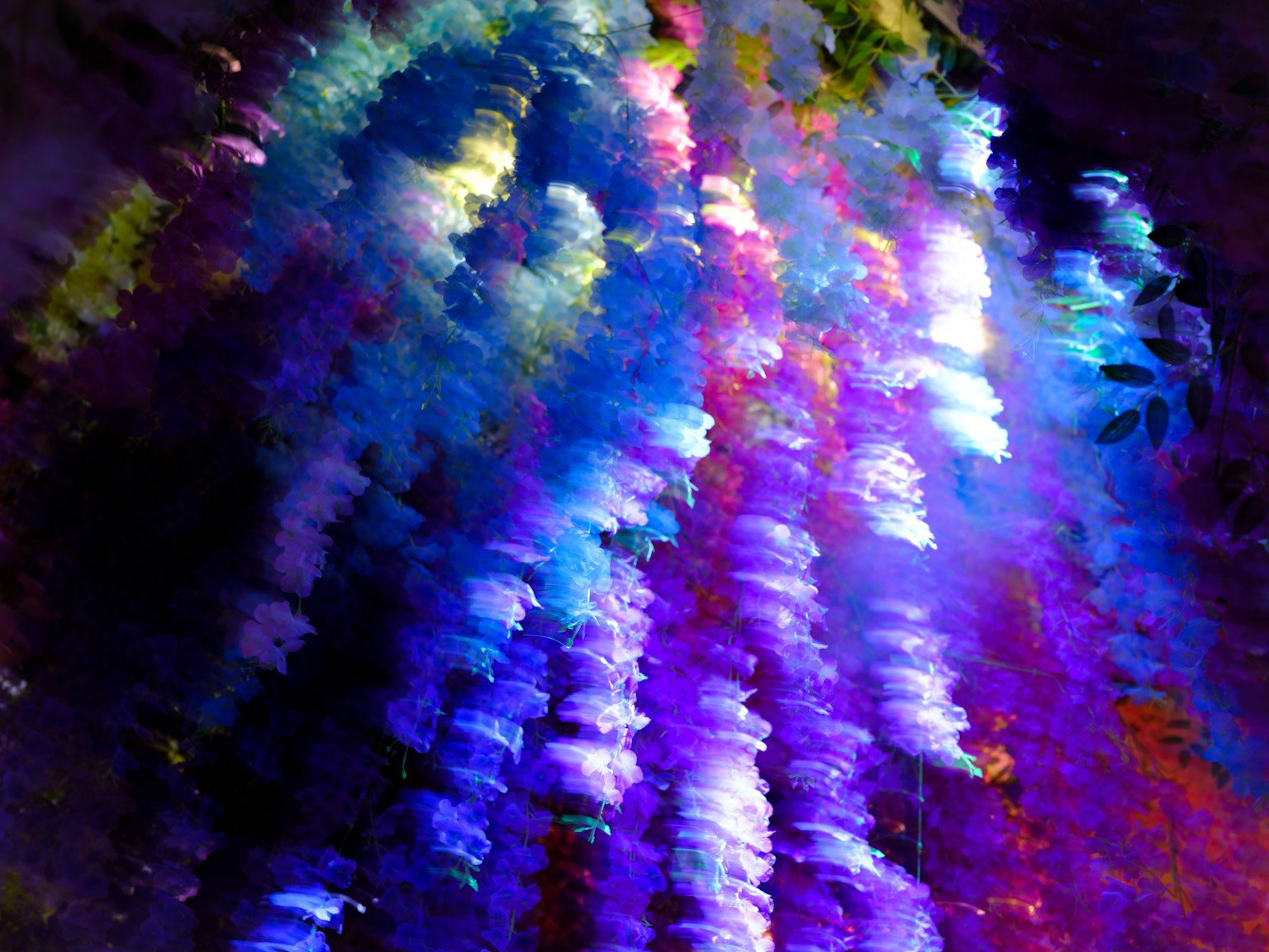 Imagen abstracta con colores vibrantes y patrones de luz