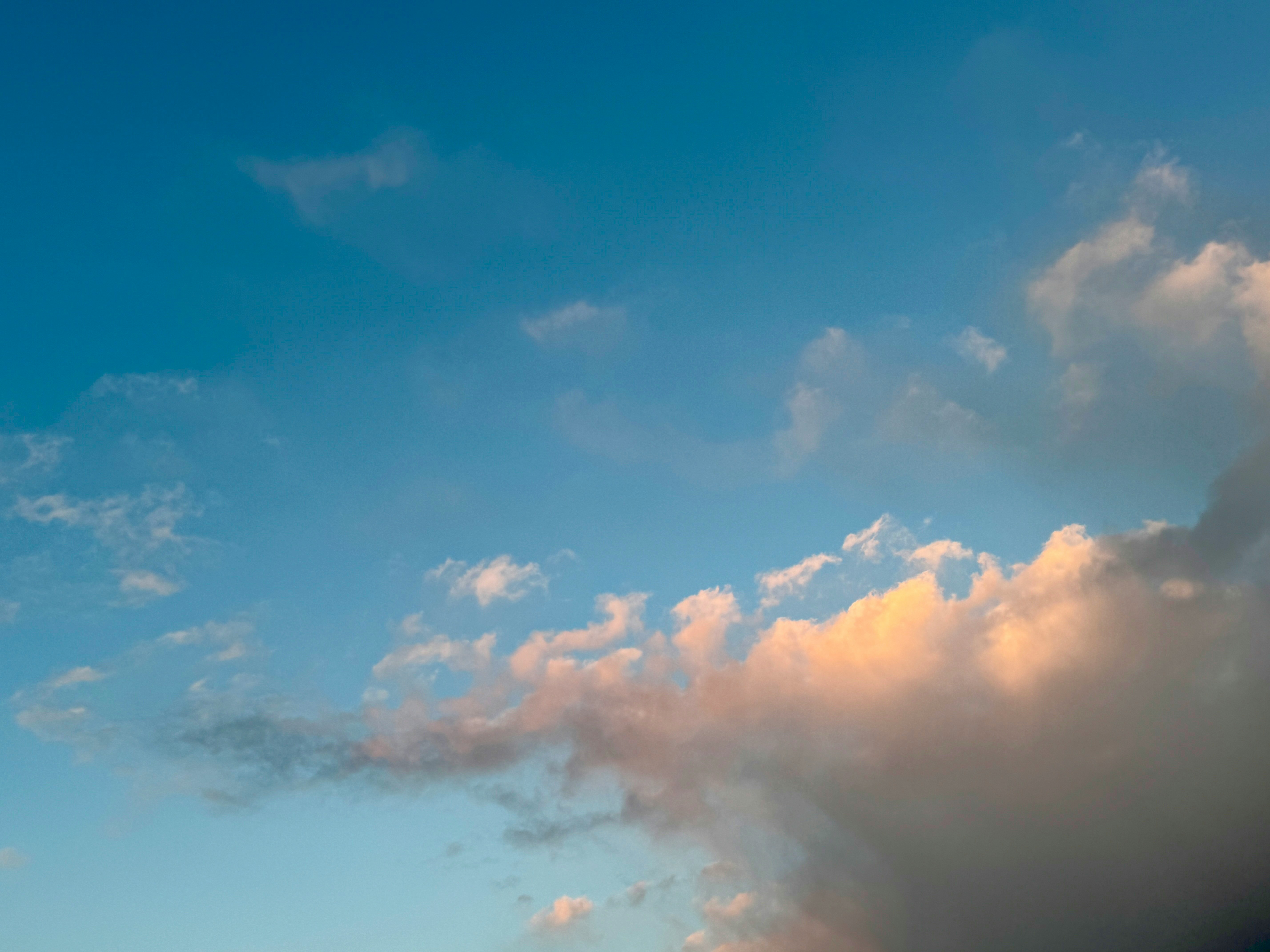 澄んだ空に広がる夕焼けのグラデーション