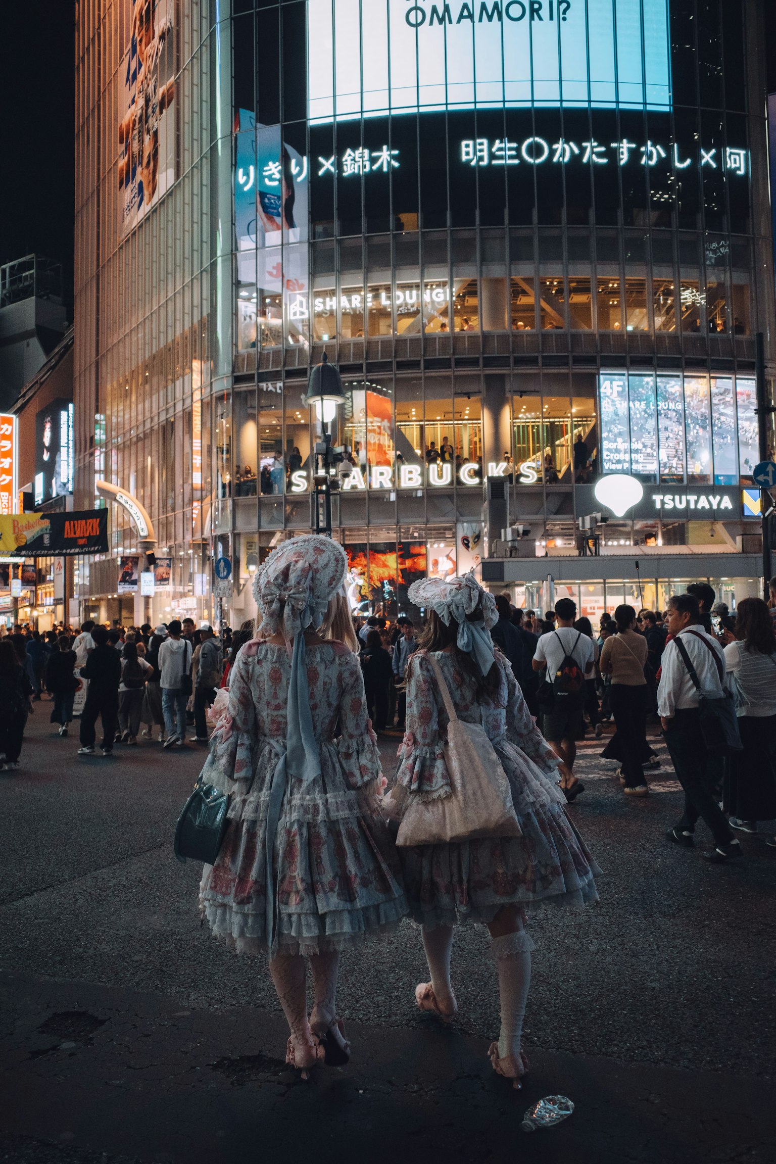 Zwei Frauen, die in Shibuya mit einzigartigen Modestilen spazieren