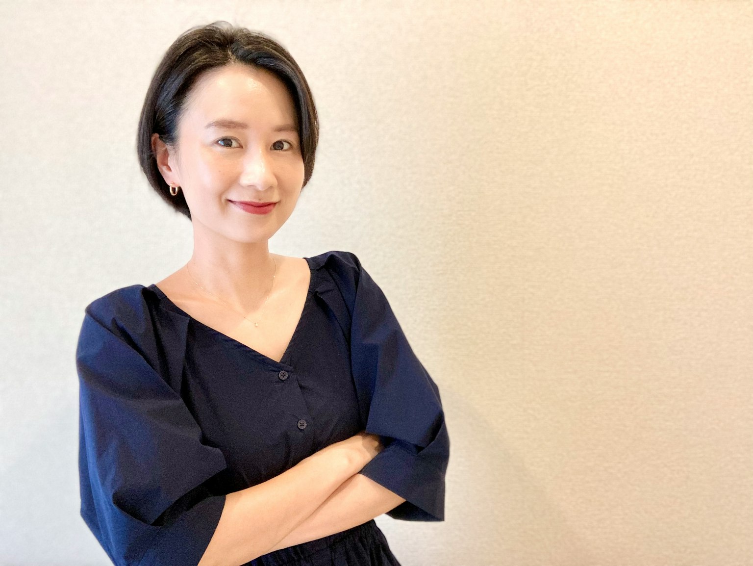女性穿著海軍藍連衣裙微笑
