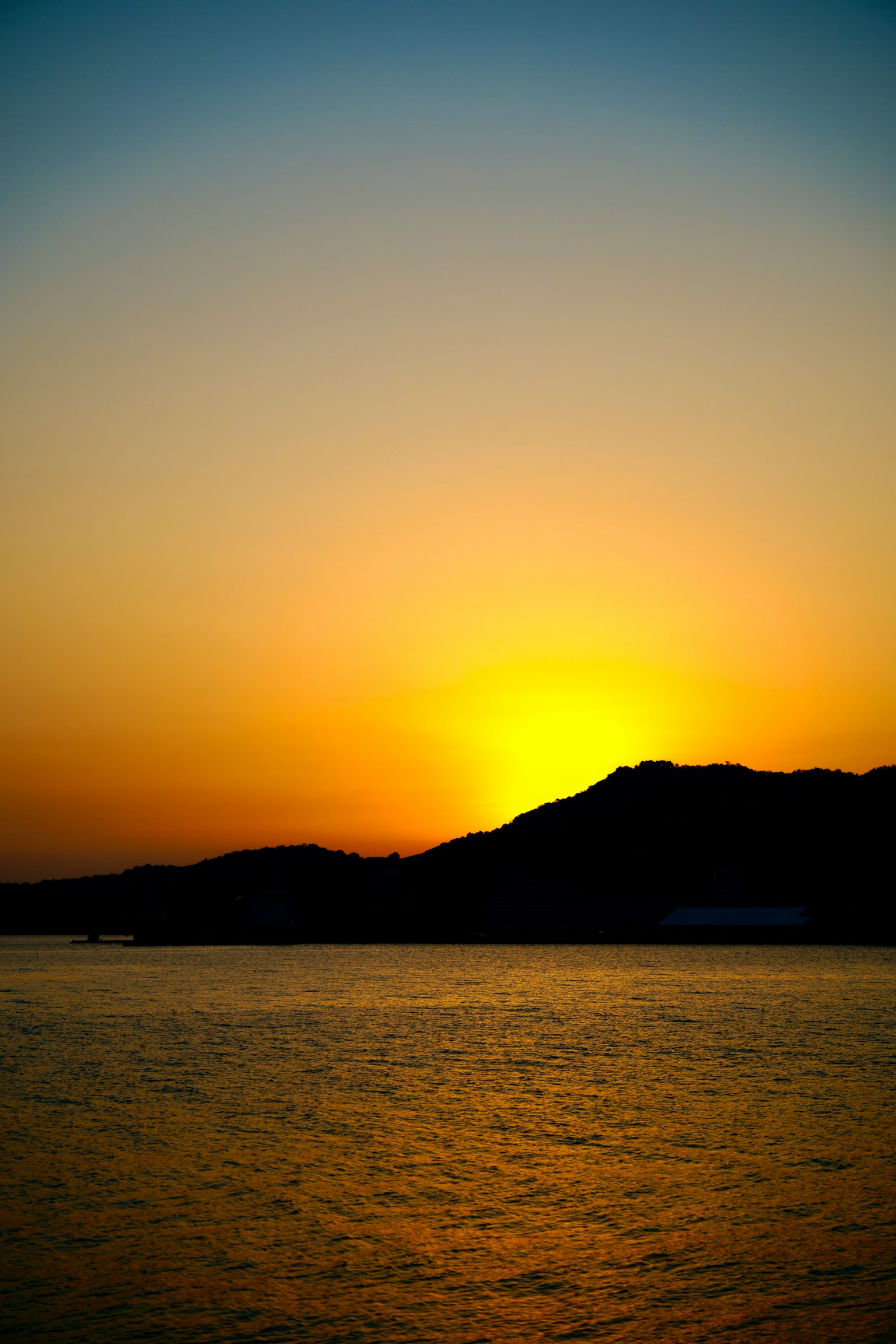 Un beau coucher de soleil derrière une silhouette de montagne