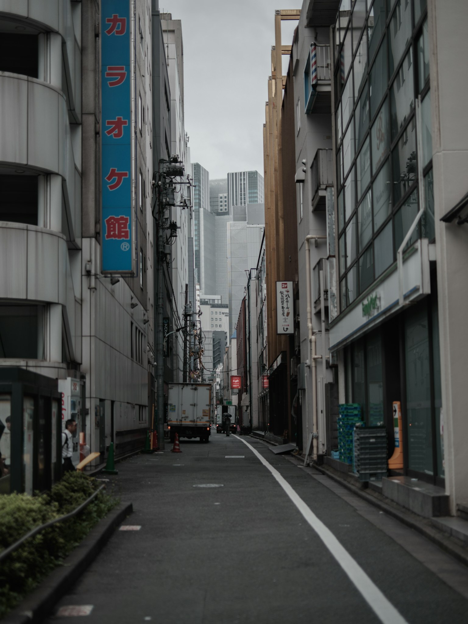 Rue tranquille avec des immeubles de grande hauteur et des établissements commerciaux