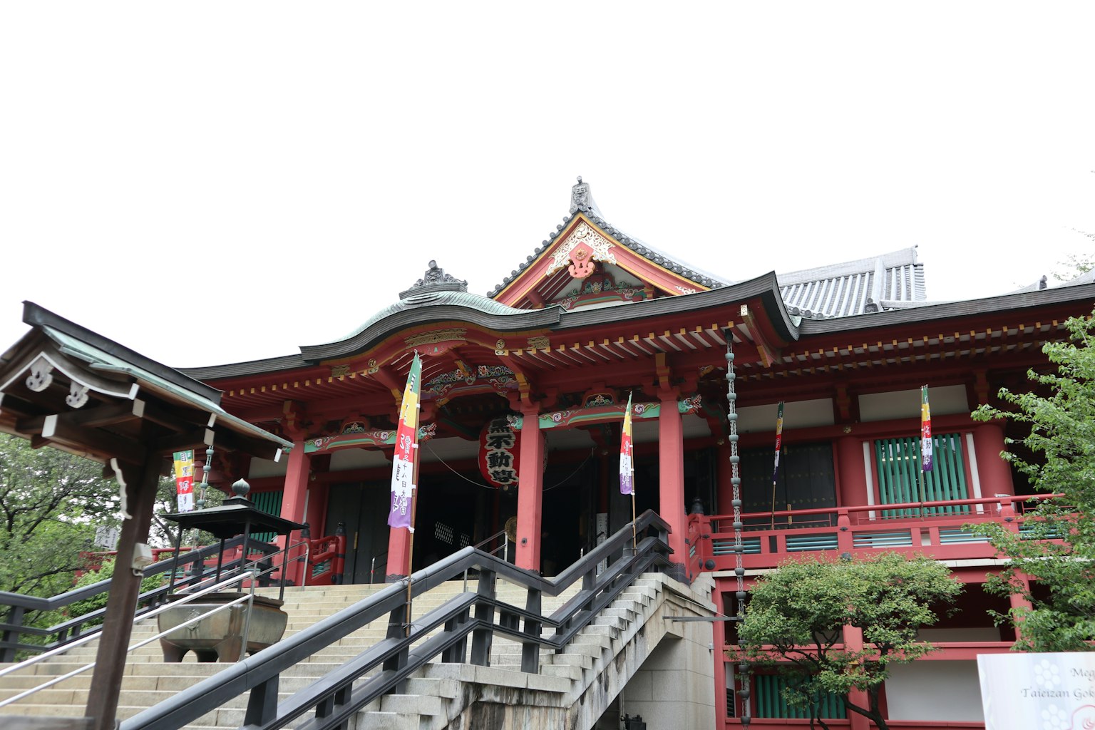 红色屋顶和台阶的神社外观
