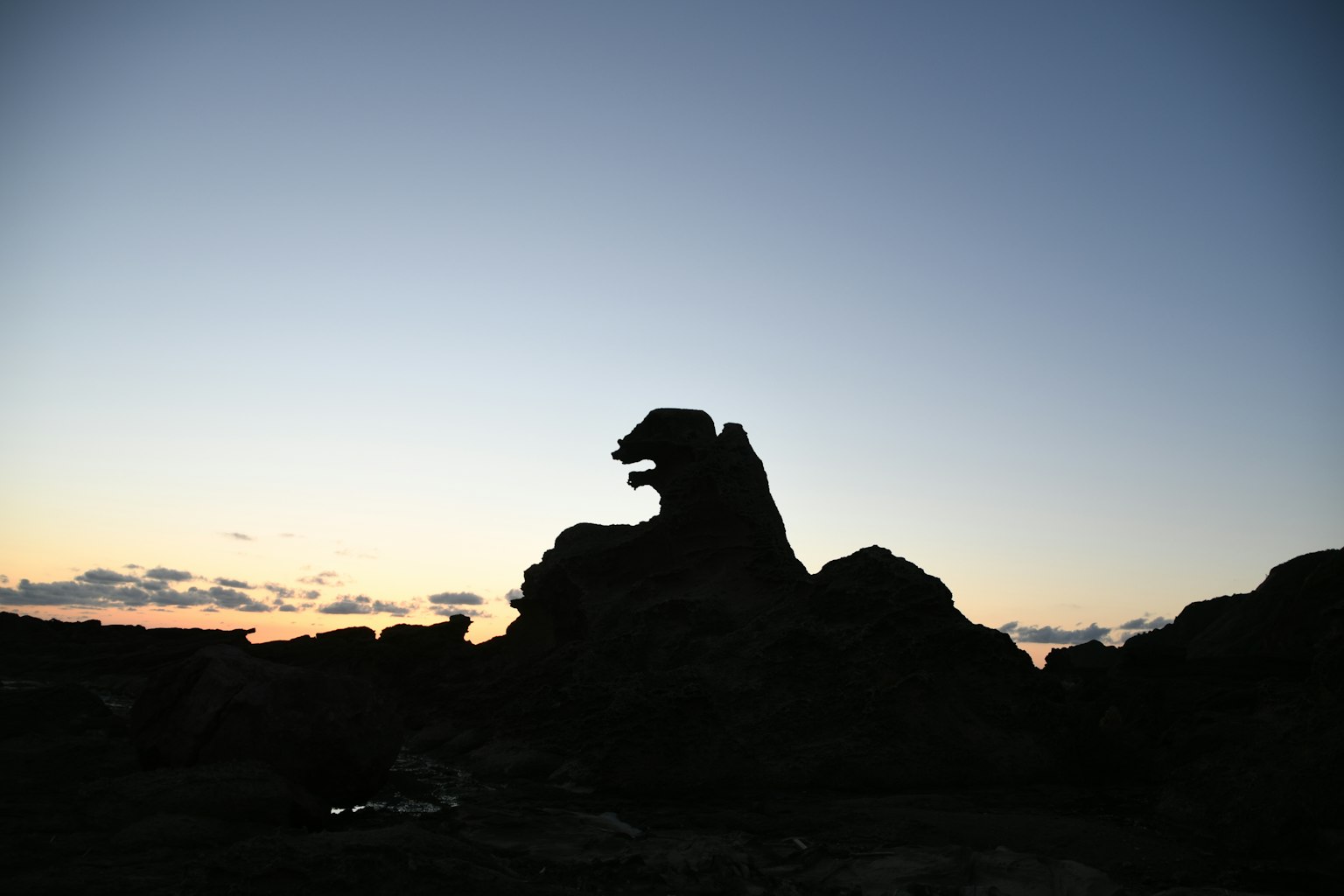 Silhouette eines Rocks, der bei Dämmerung einem Tier ähnelt