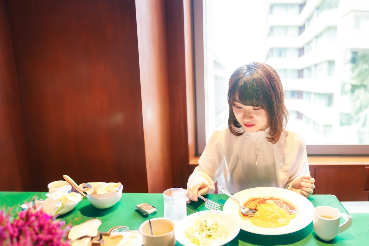 여성이 카페에서 아침 식사를 즐기고 있는 모습