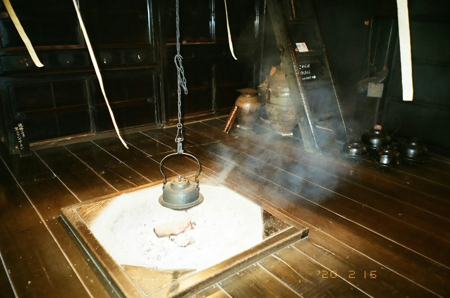 Innenraum eines alten Hauses mit Rauch und einer hängenden Lampe