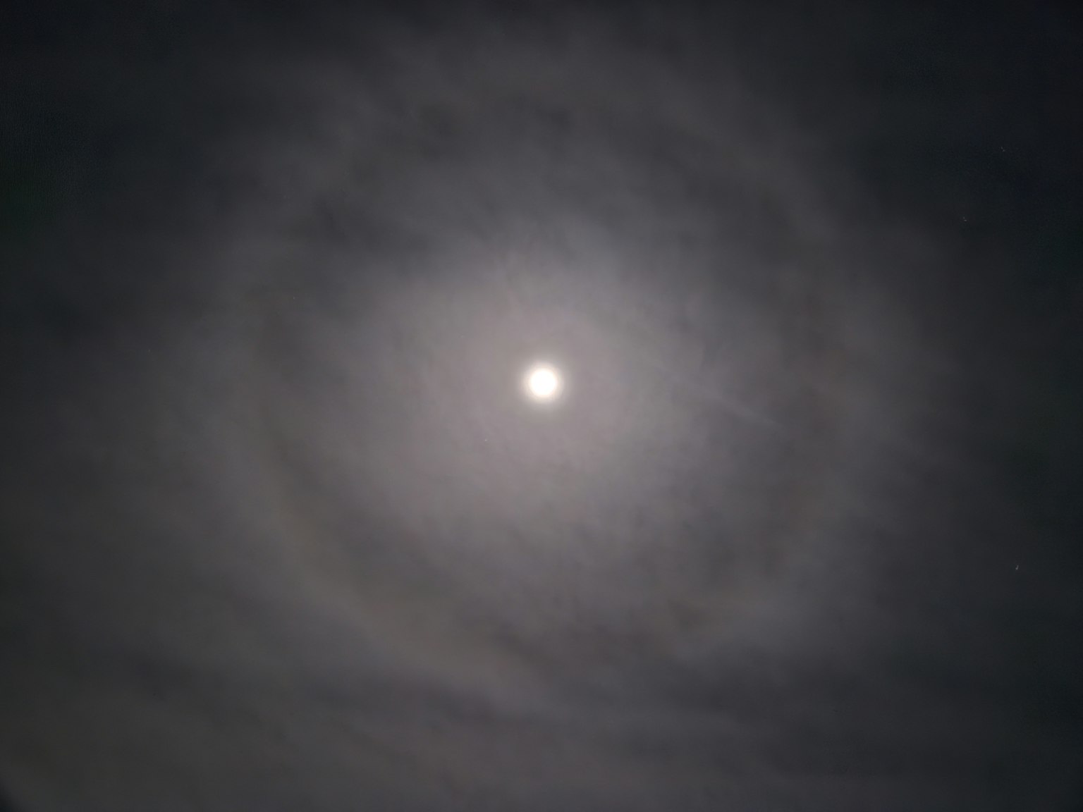 Luna nel cielo notturno circondata da un alone