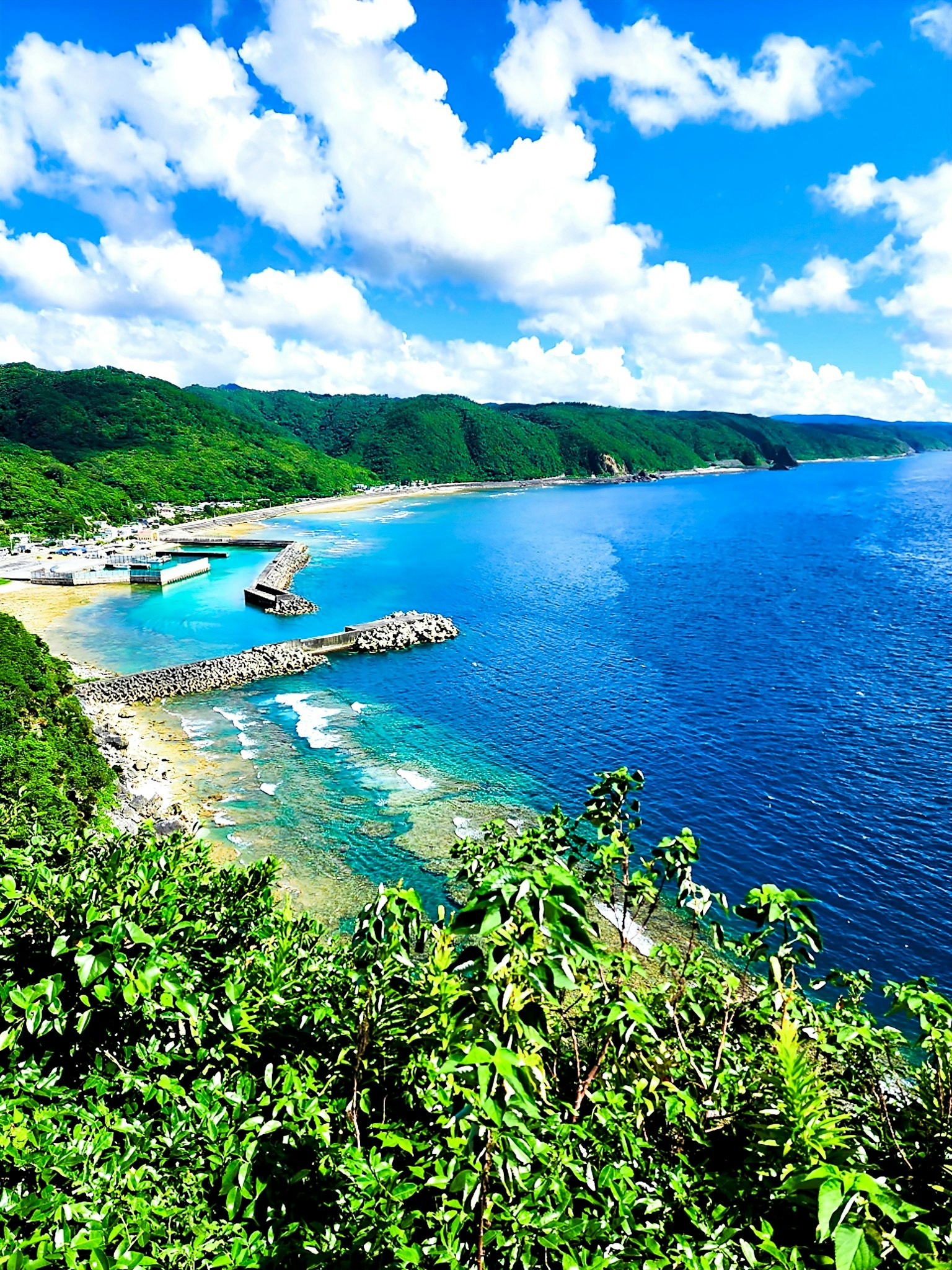 Schöne Landschaft mit blauem Meer und grünen Bergen