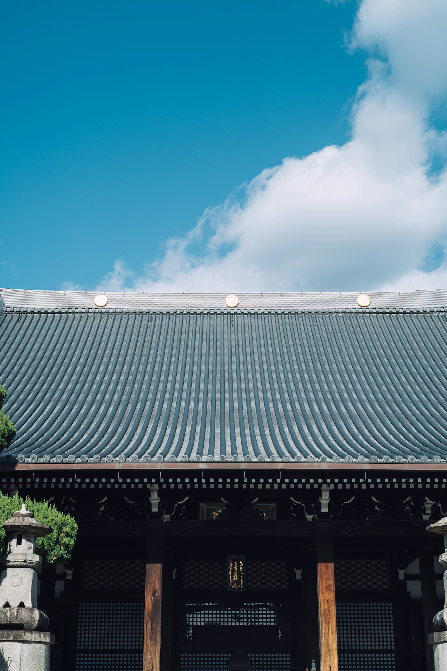 藍天下的傳統日本寺廟屋頂和建築