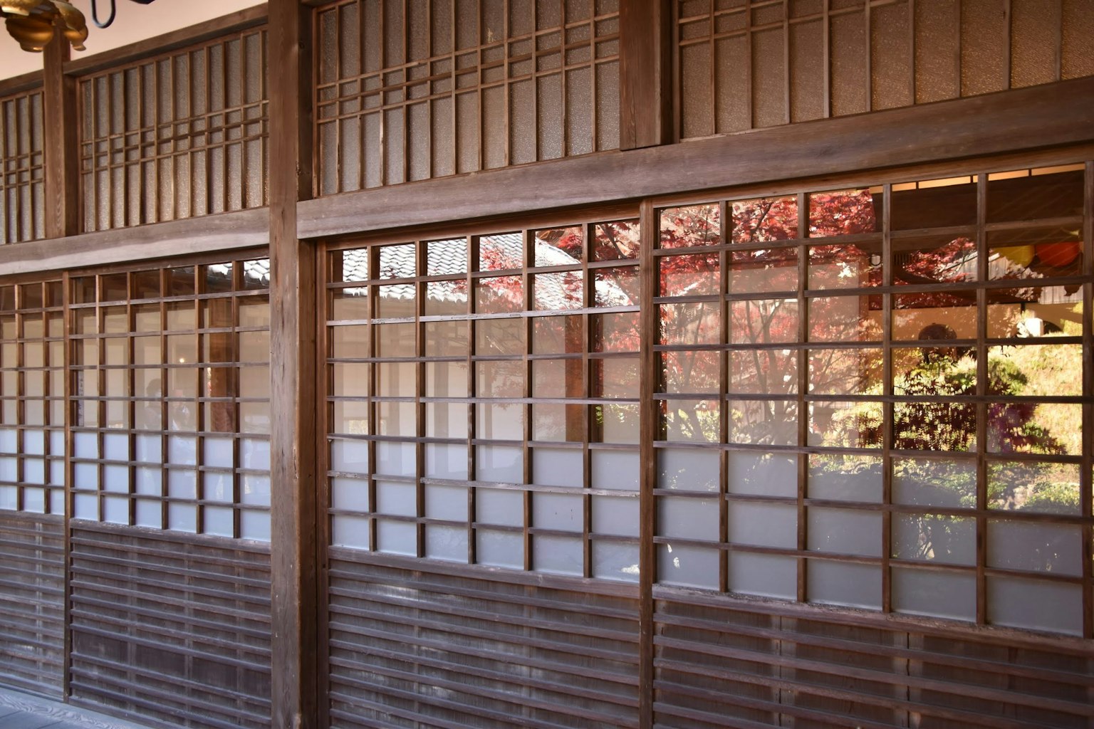 Traditionelle Holz-Shoji-Fenster eines japanischen Hauses
