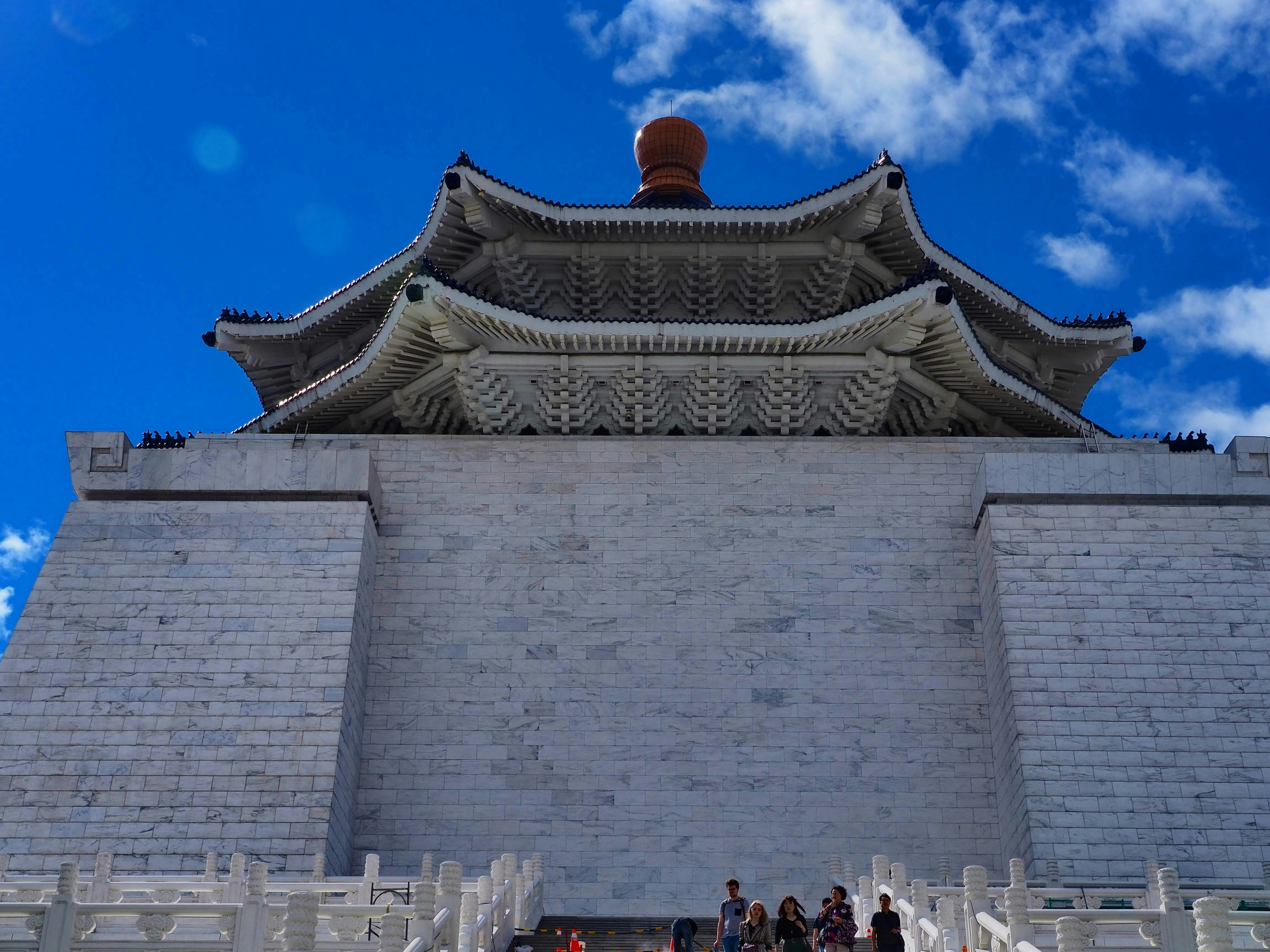 toit de temple traditionnel et mur en pierre sous un ciel bleu